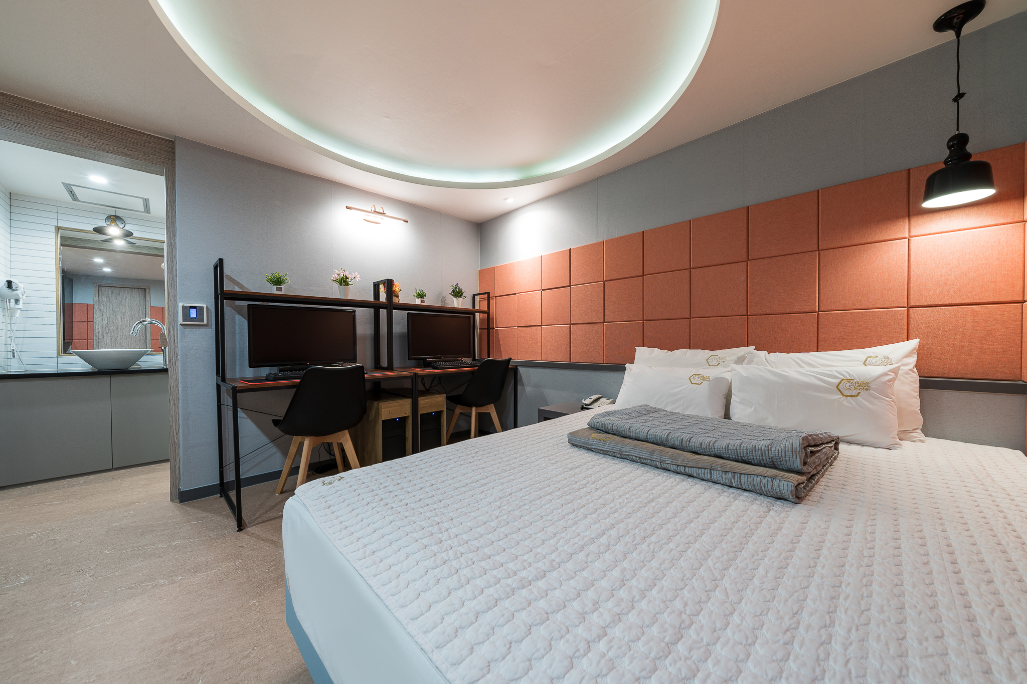 room detail thumbnail 2