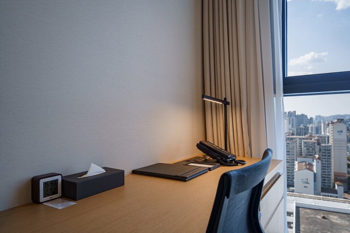 room detail thumbnail 2