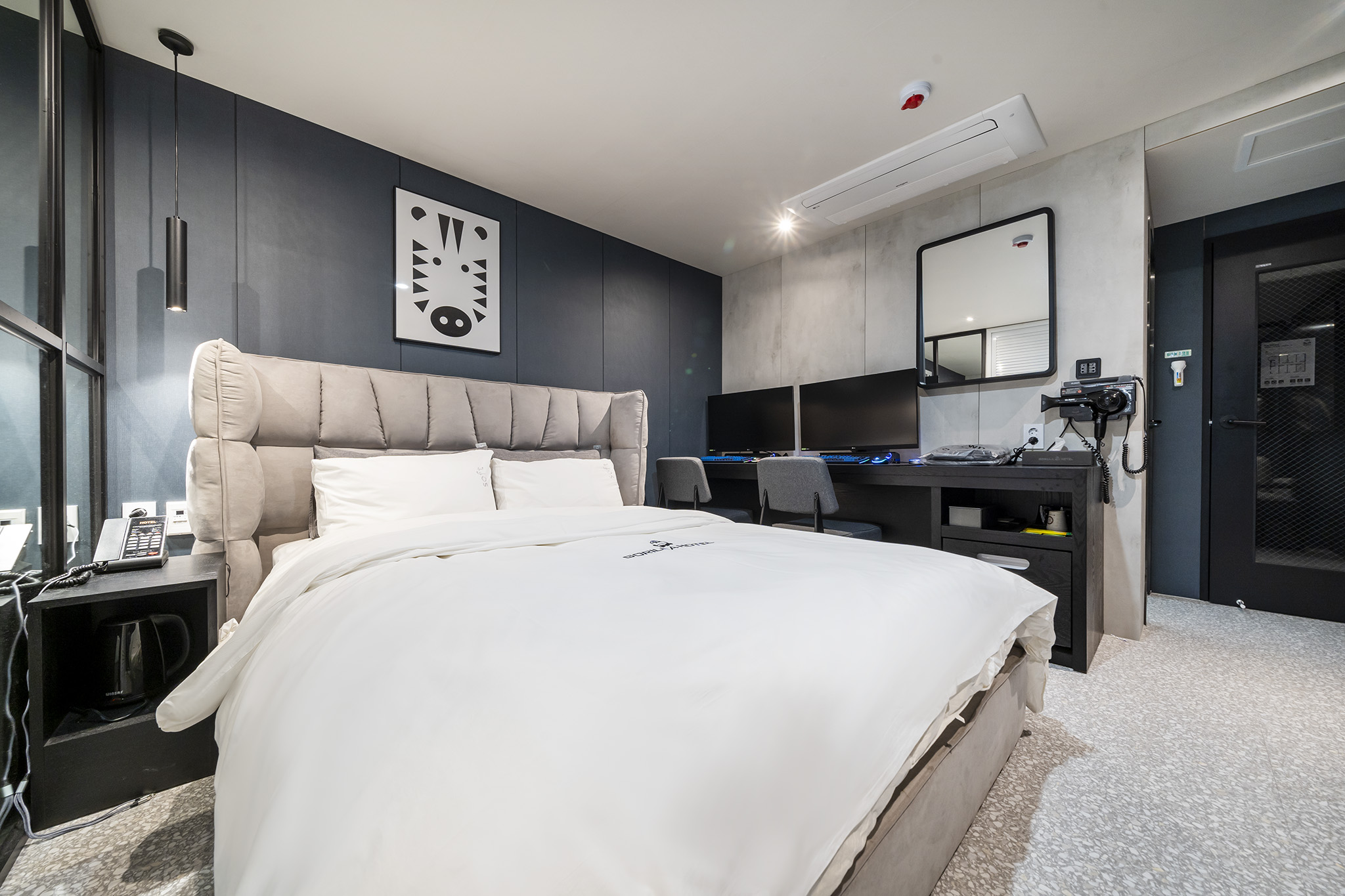 room detail thumbnail 2