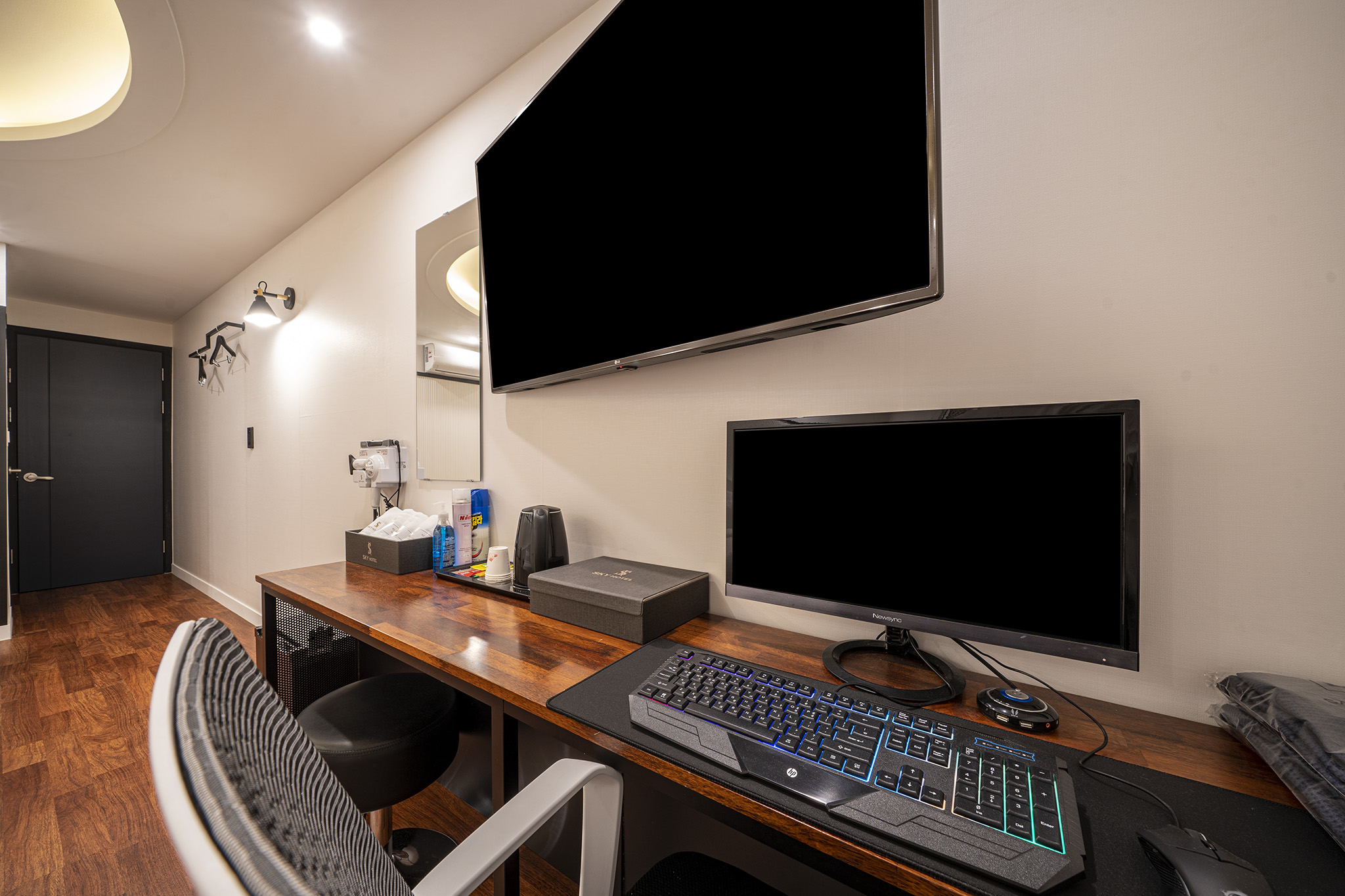 room detail thumbnail 2