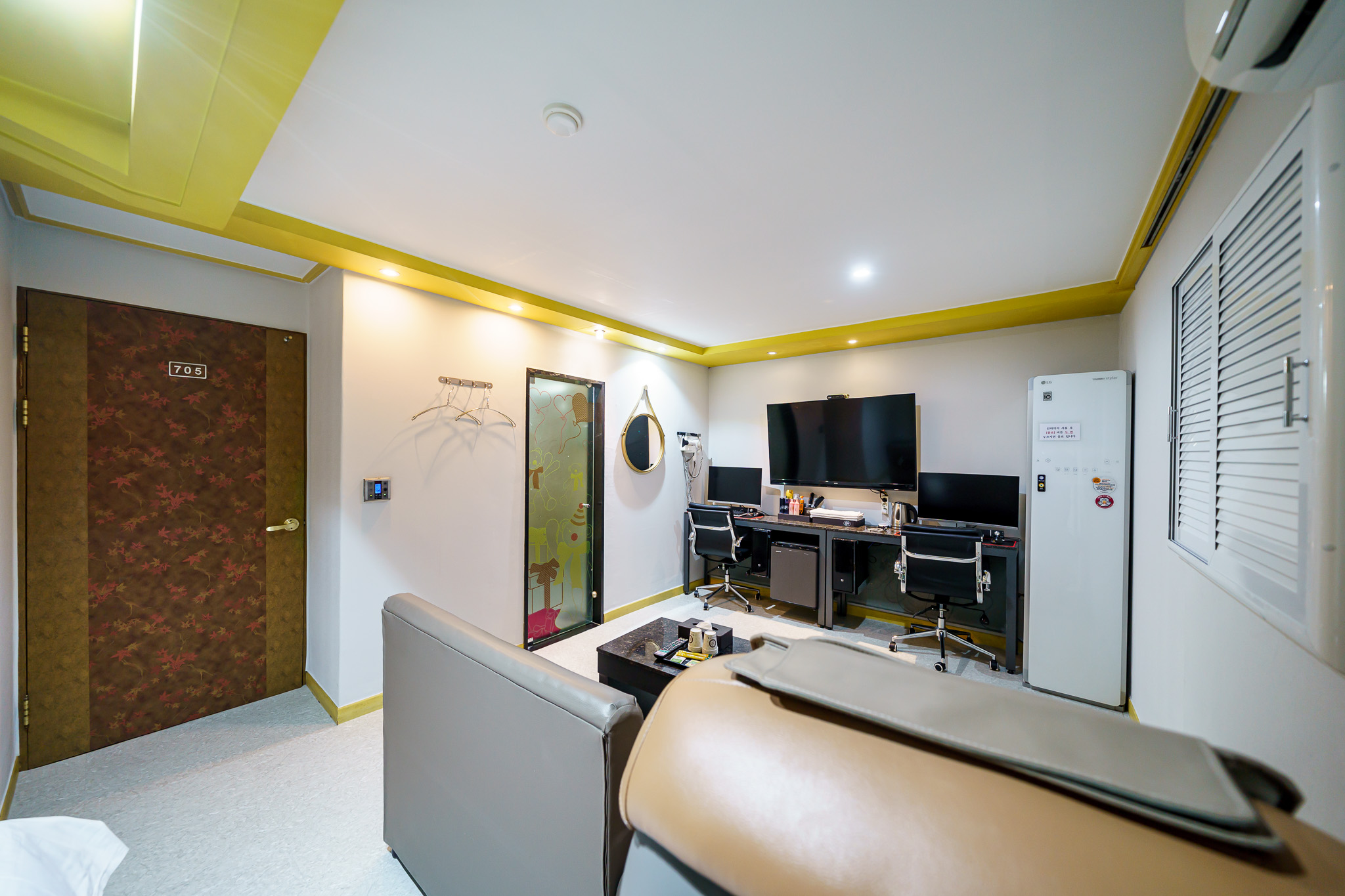 room detail thumbnail 2