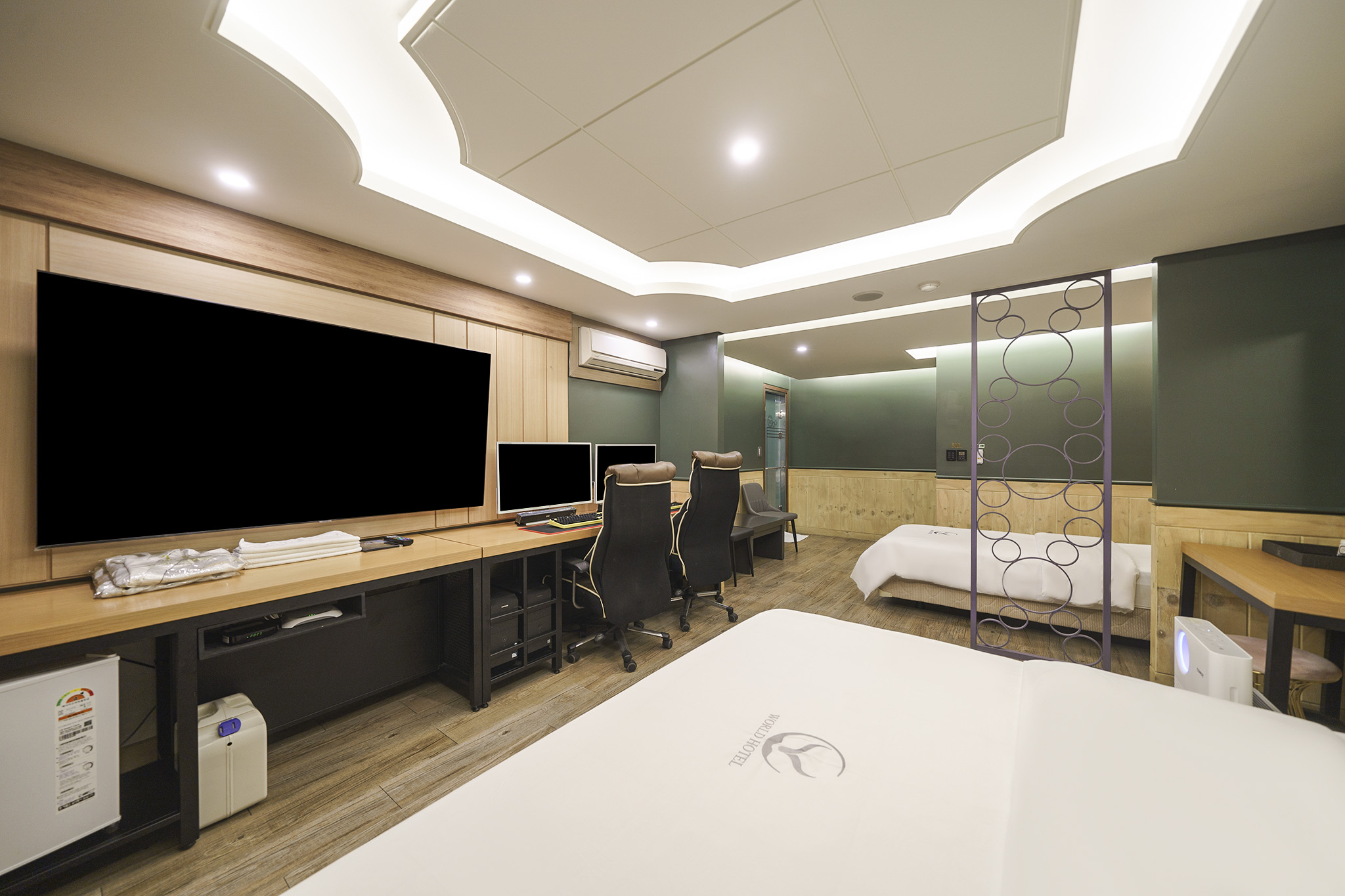 room detail thumbnail 2