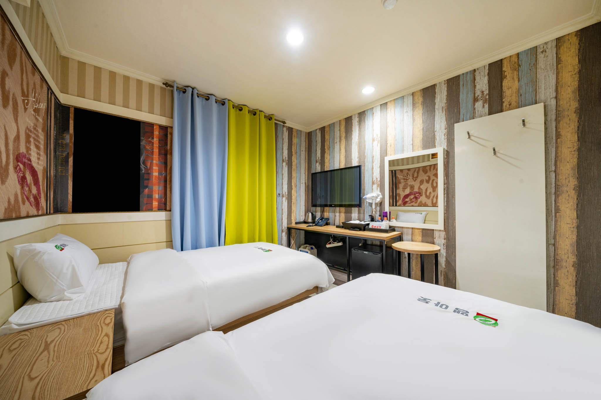 room detail thumbnail 2