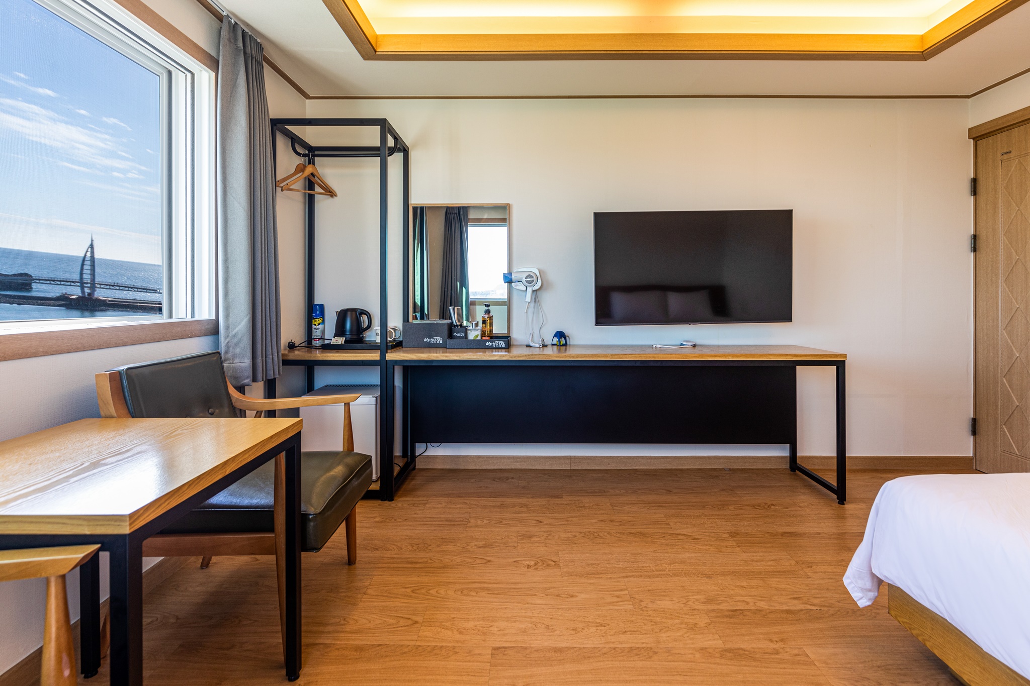 room detail thumbnail 2