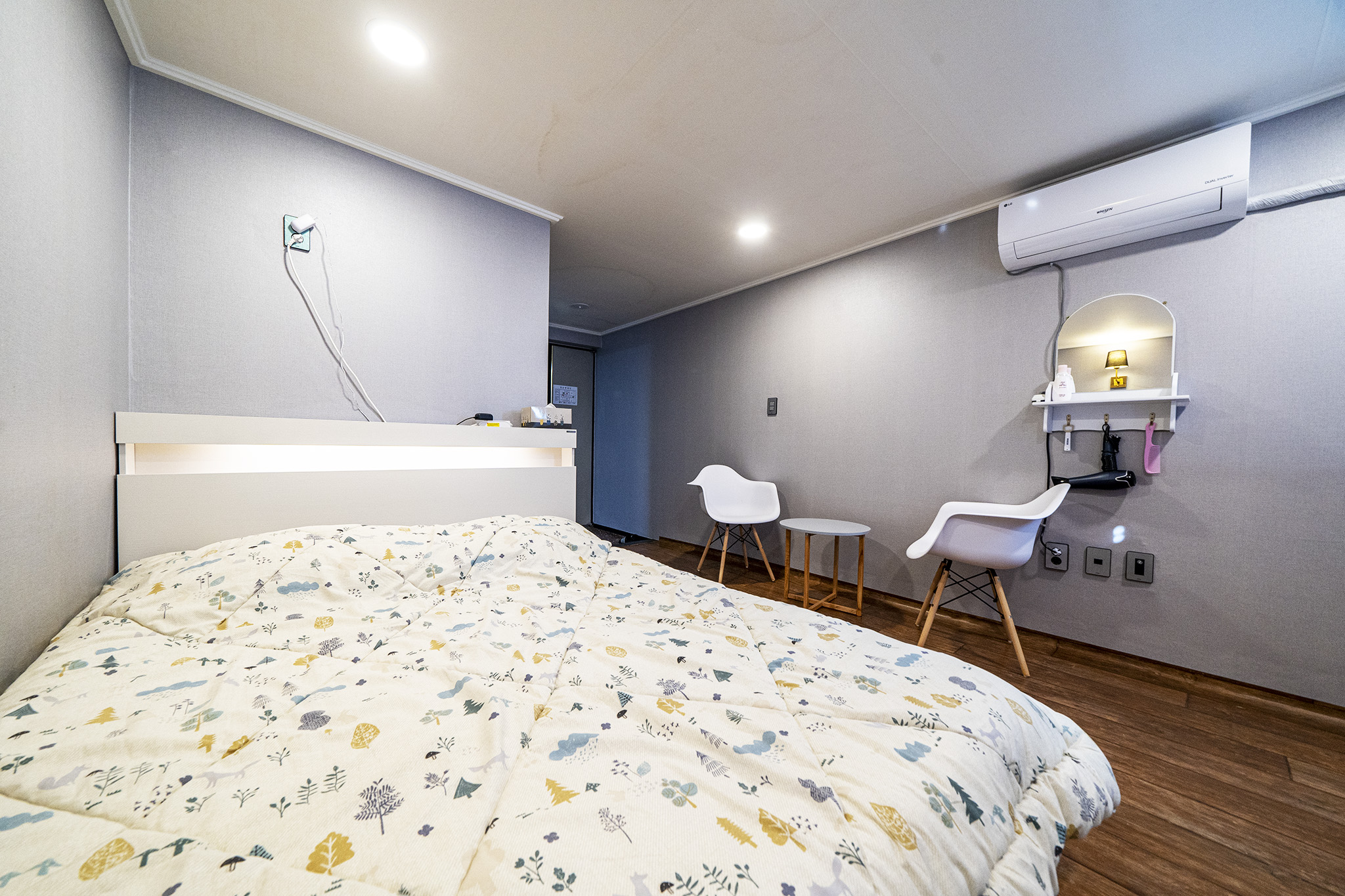 room detail thumbnail 1
