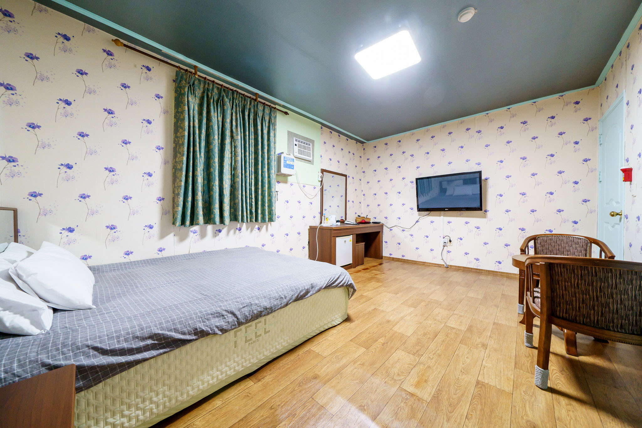 room detail thumbnail 2