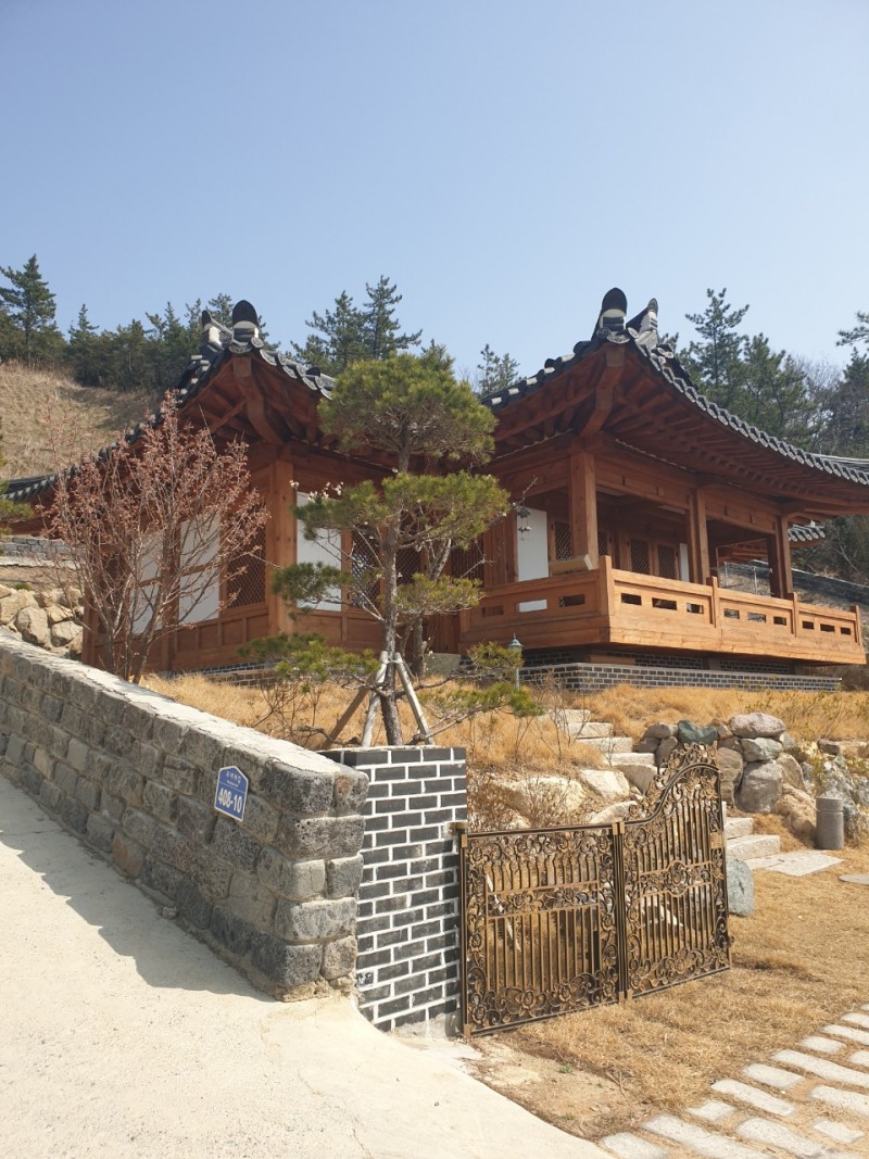 https://yaimg.yanolja.com/v5/2022/10/21/14/6352a8980e7604.35681826.jpg