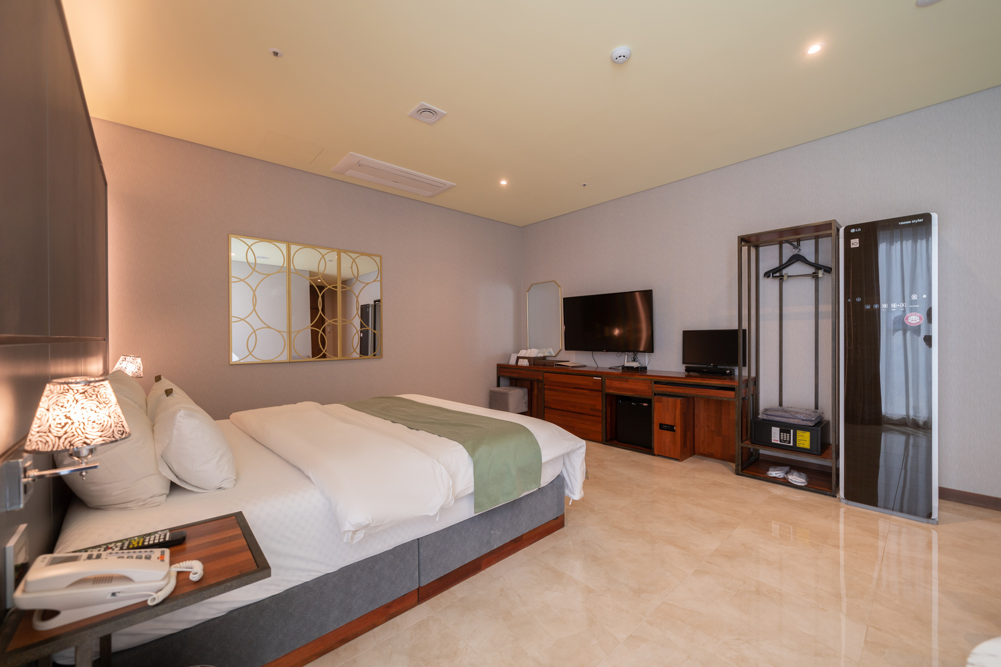 room detail thumbnail 1