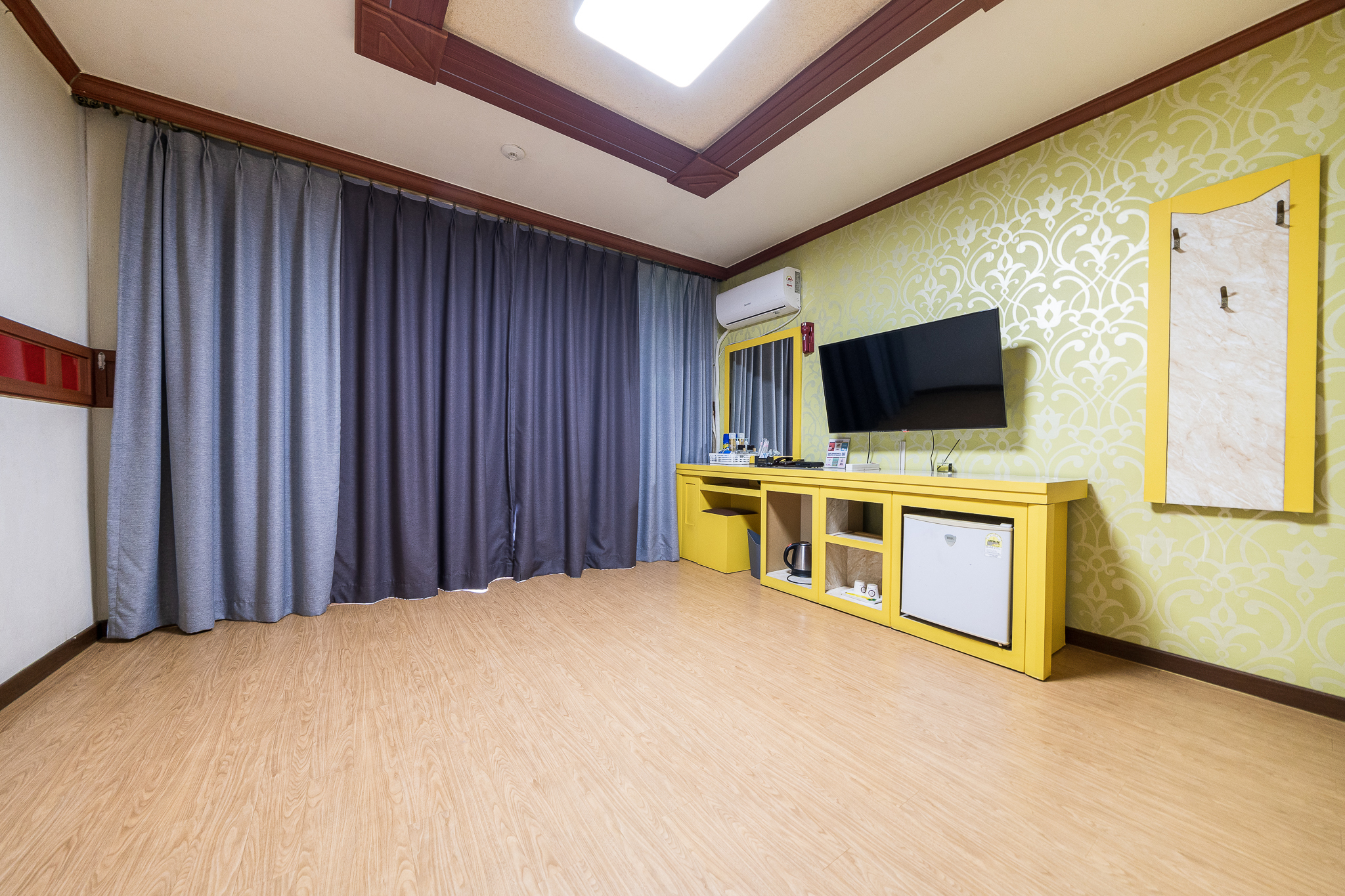 room detail thumbnail 2