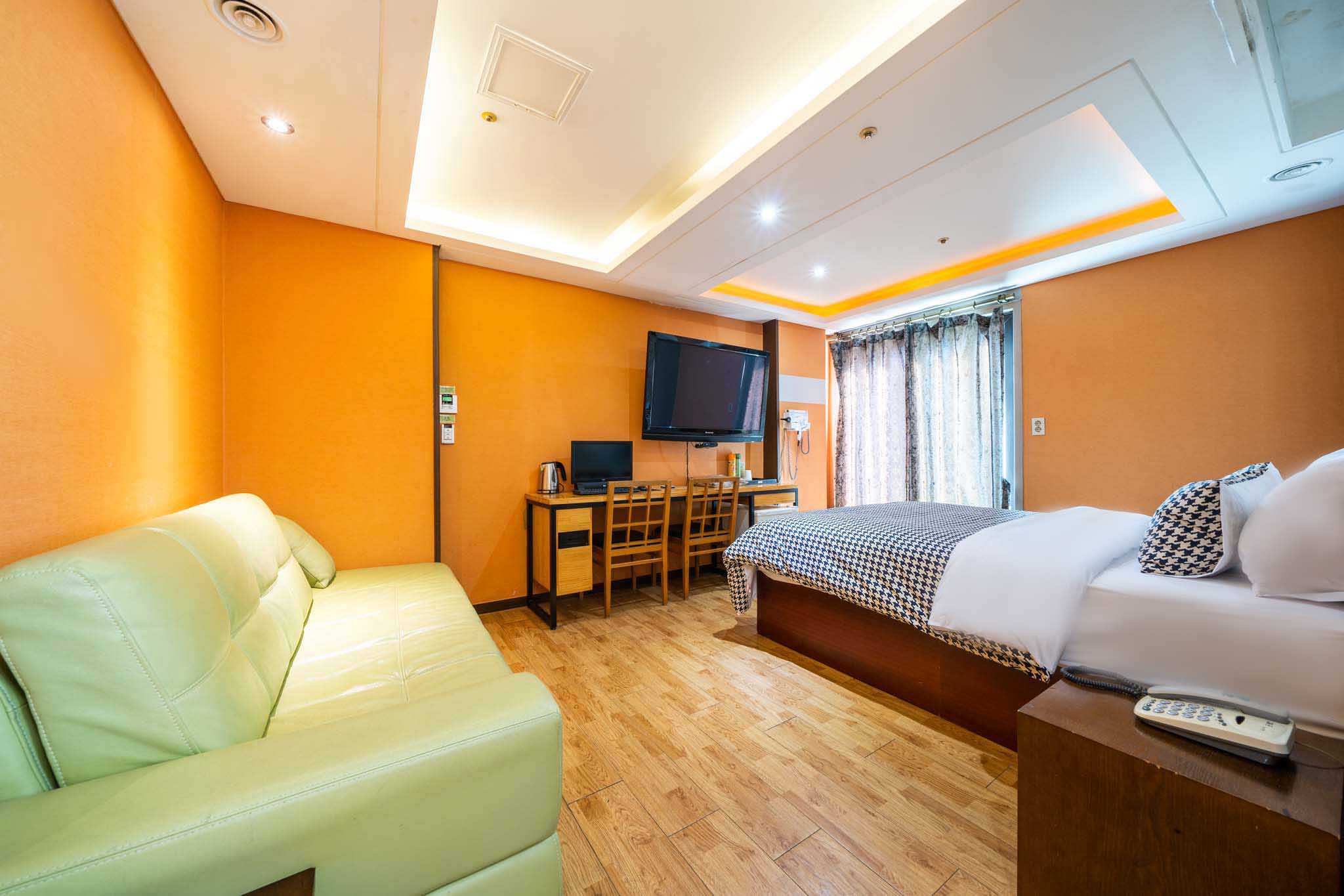 room detail thumbnail 2