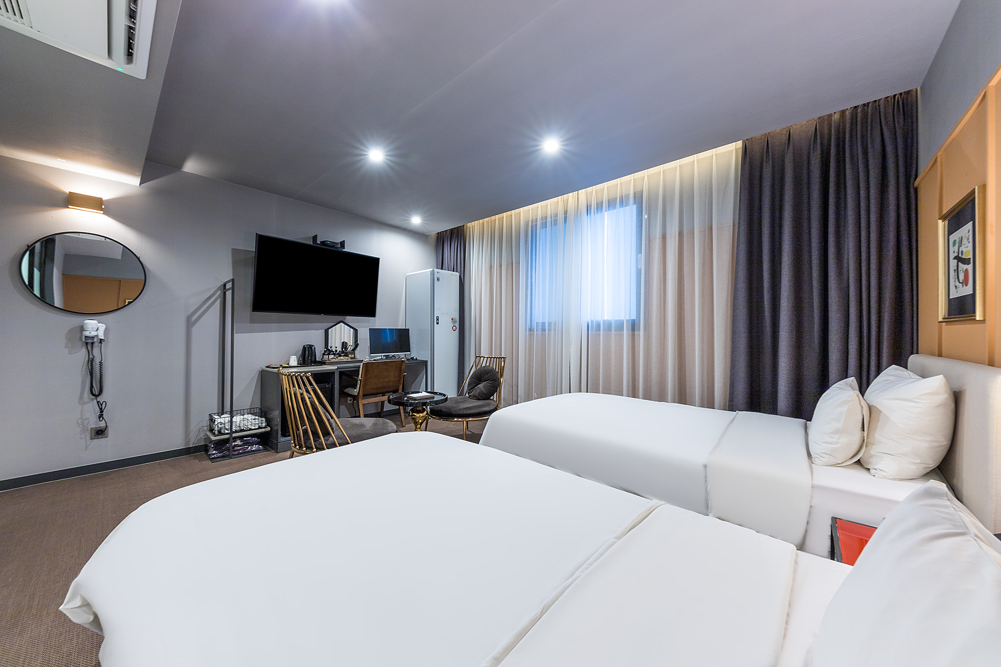 room detail thumbnail 2
