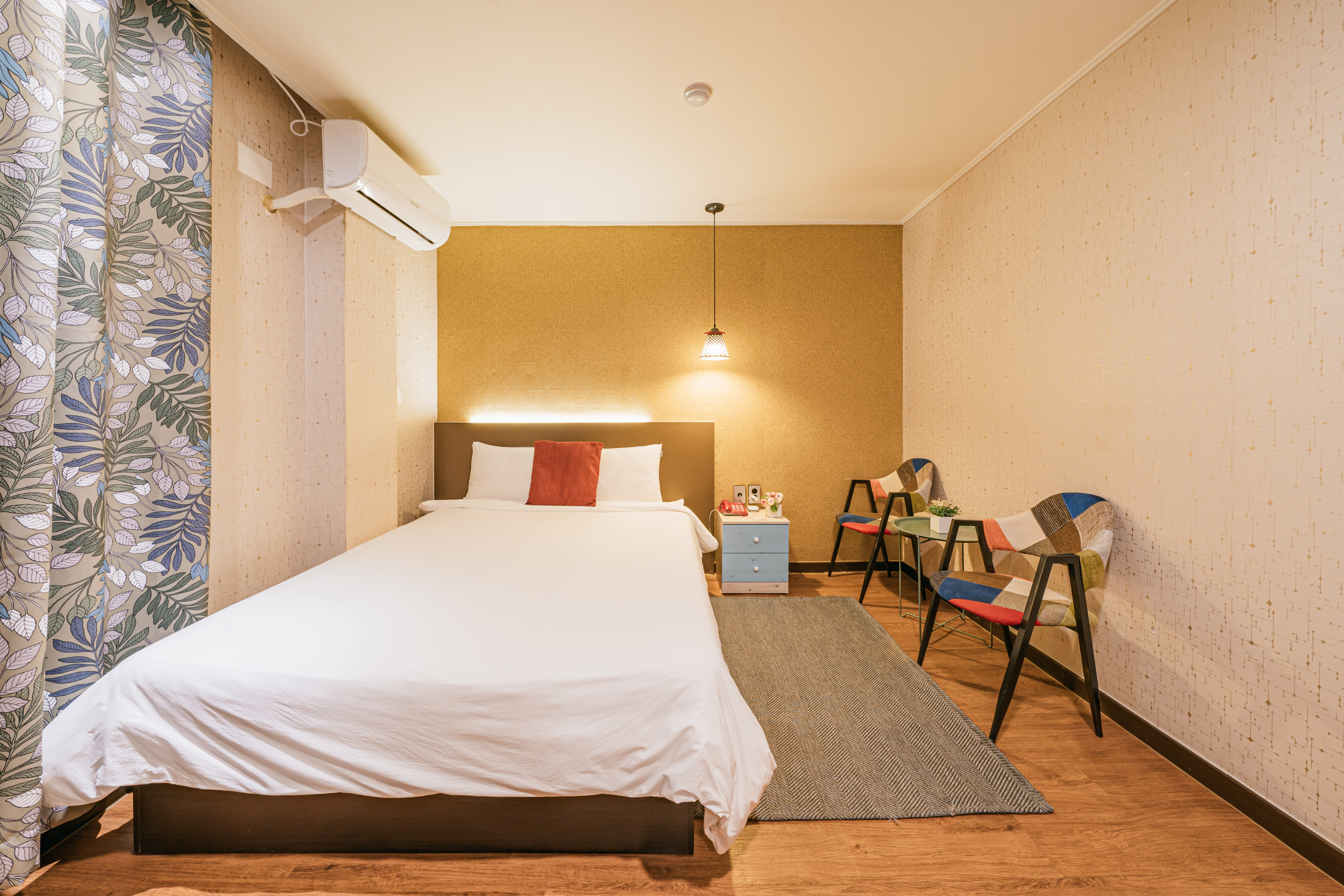 room detail thumbnail 2