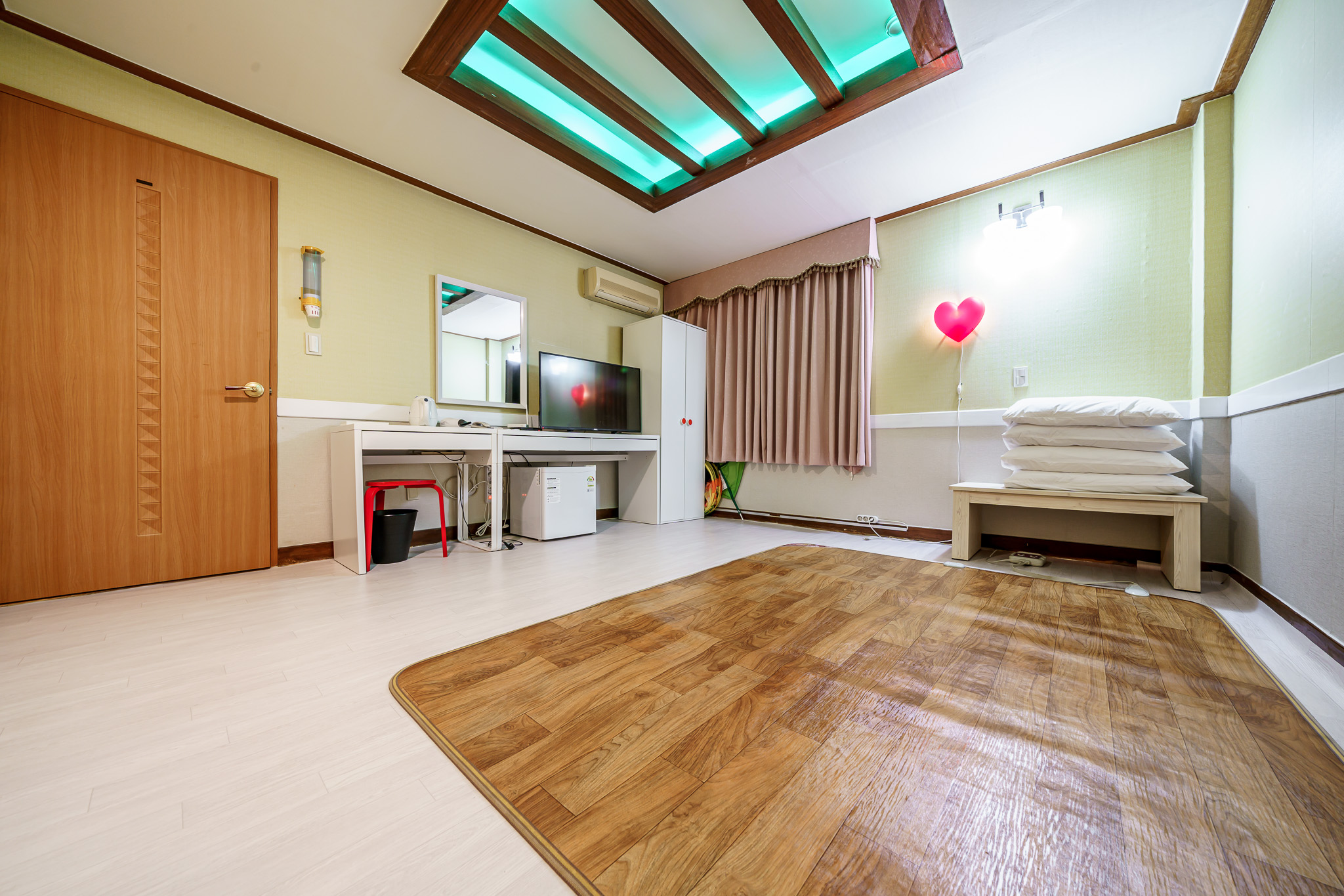 room detail thumbnail 2