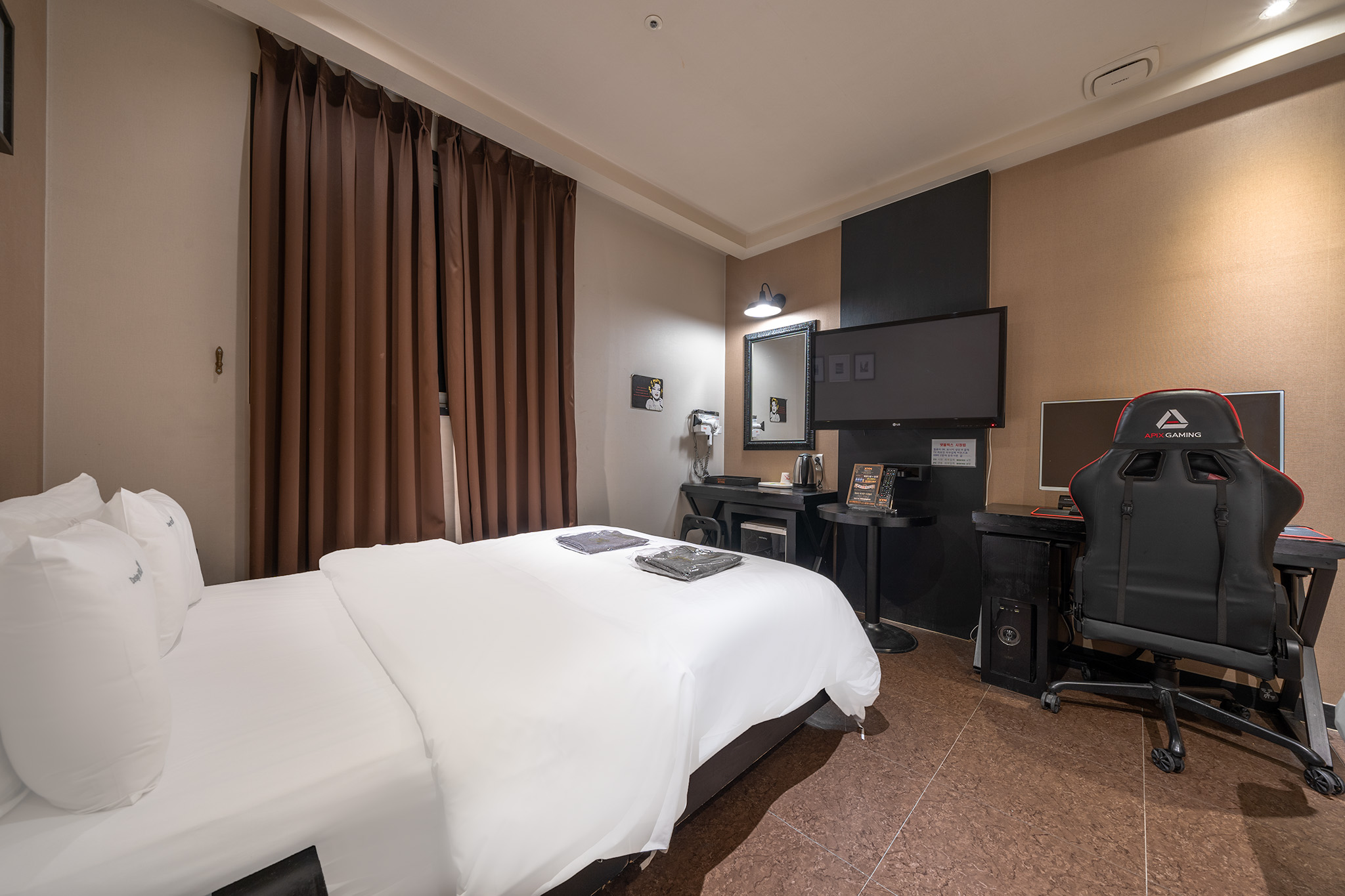 room detail thumbnail 2