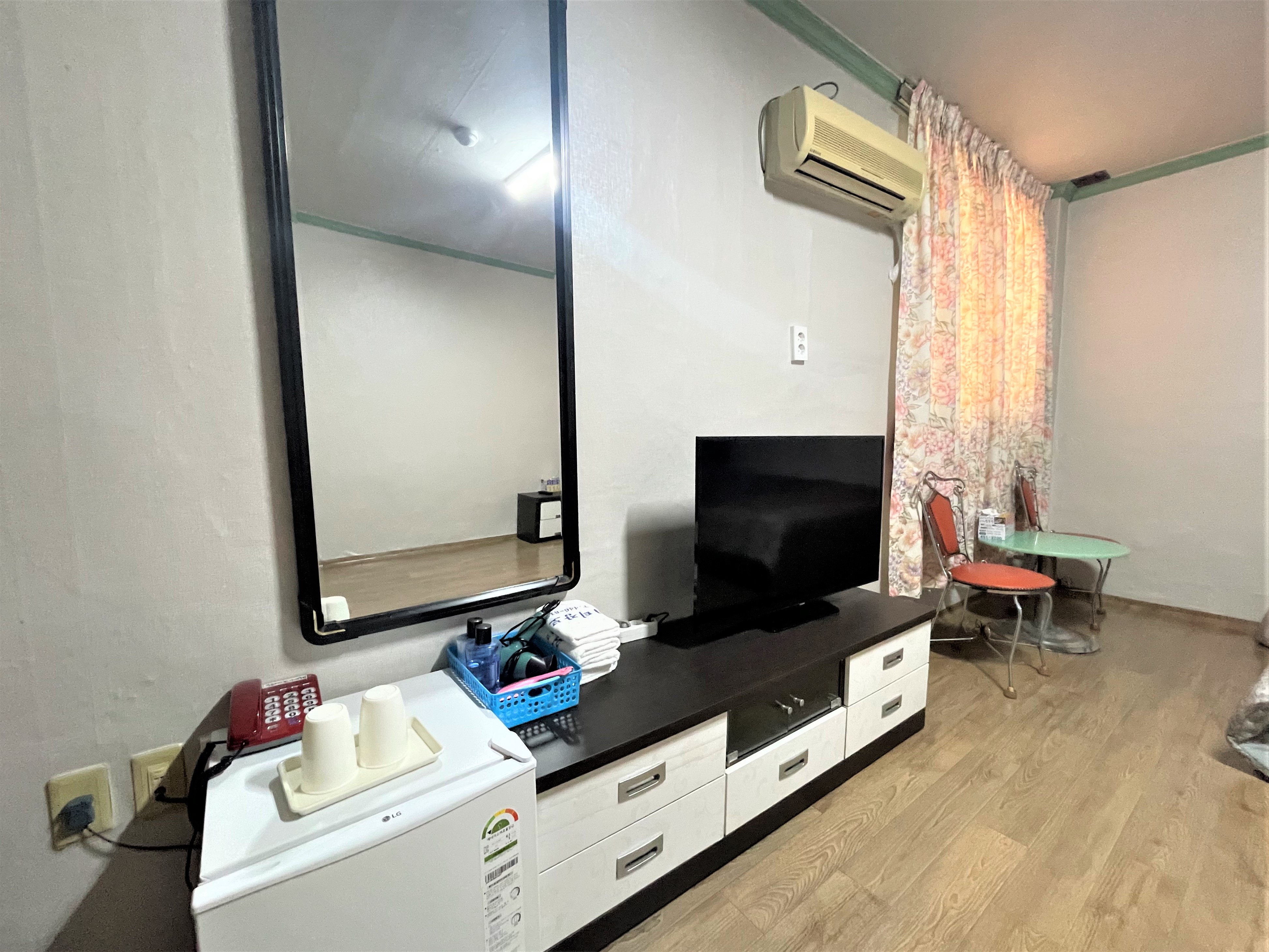 room detail thumbnail 1
