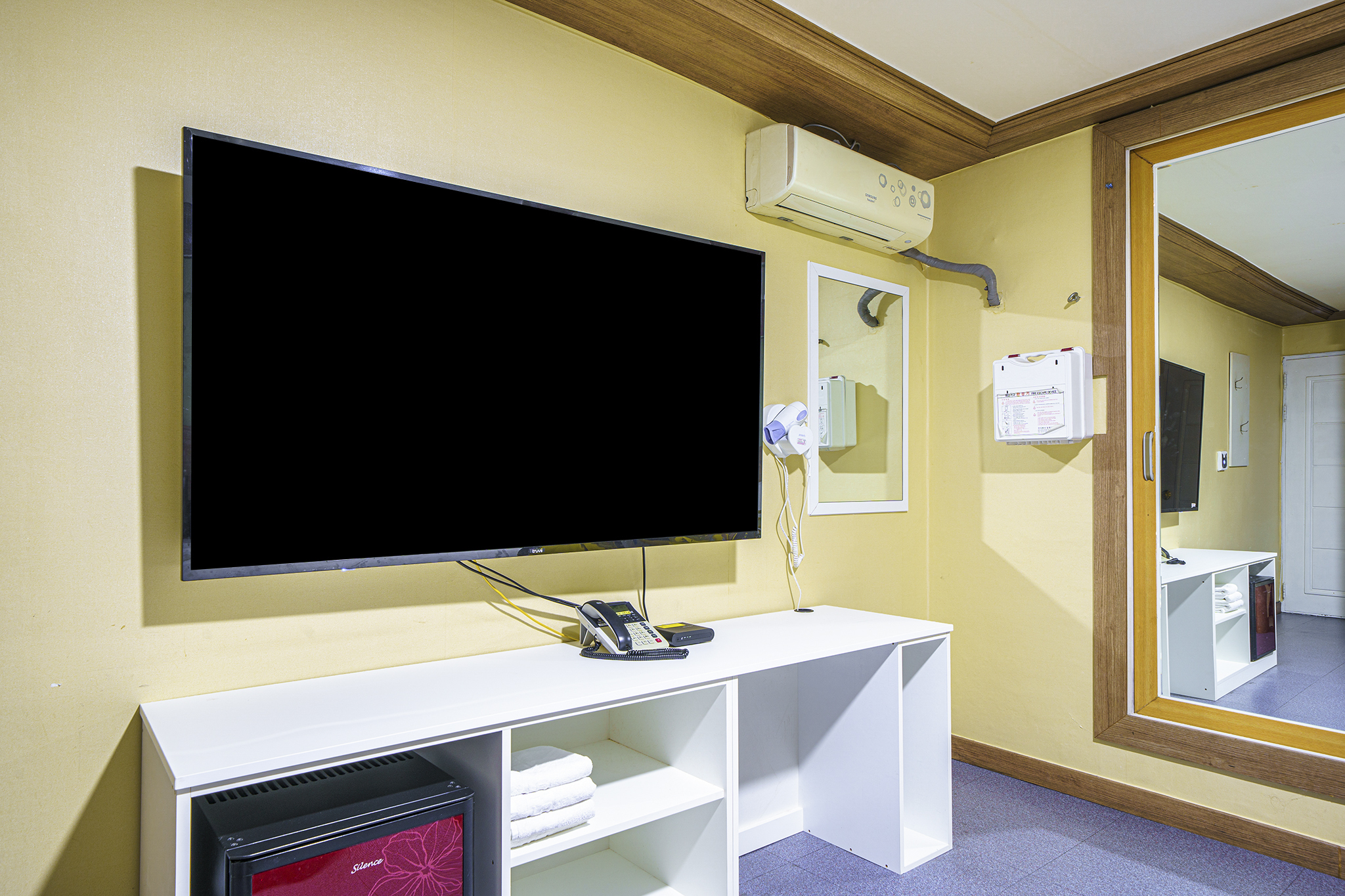 room detail thumbnail 2