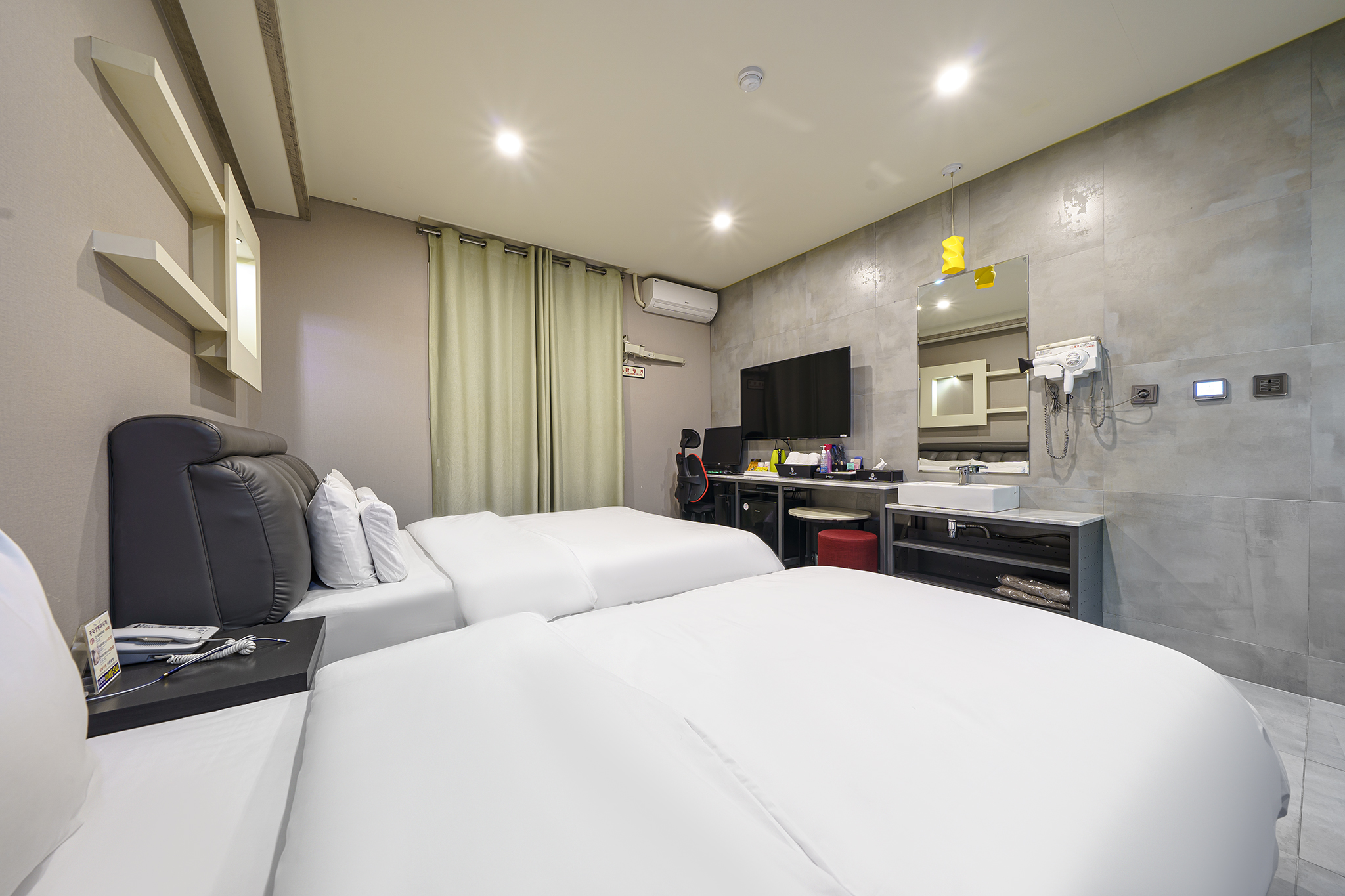 room detail thumbnail 1