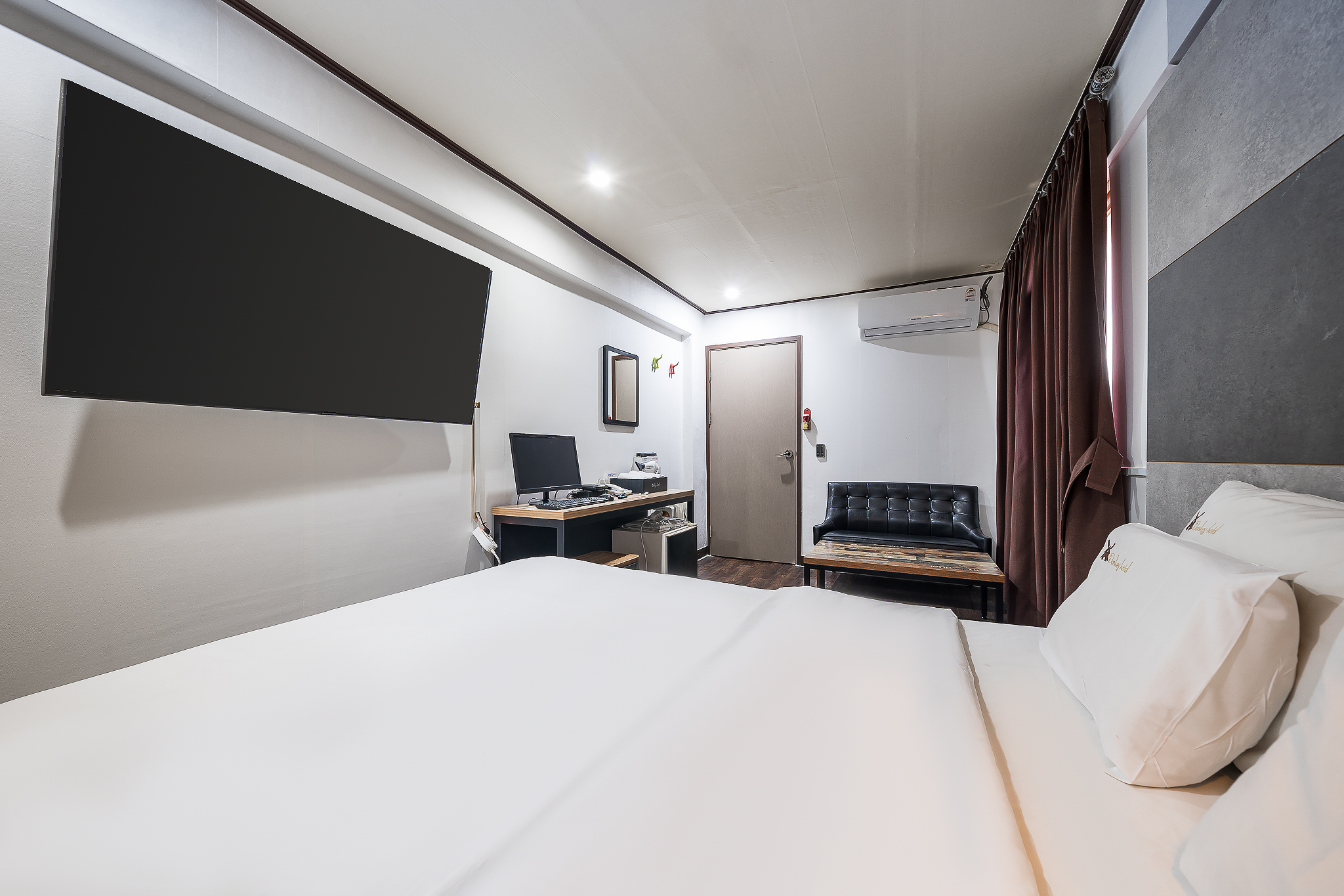 room detail thumbnail 2