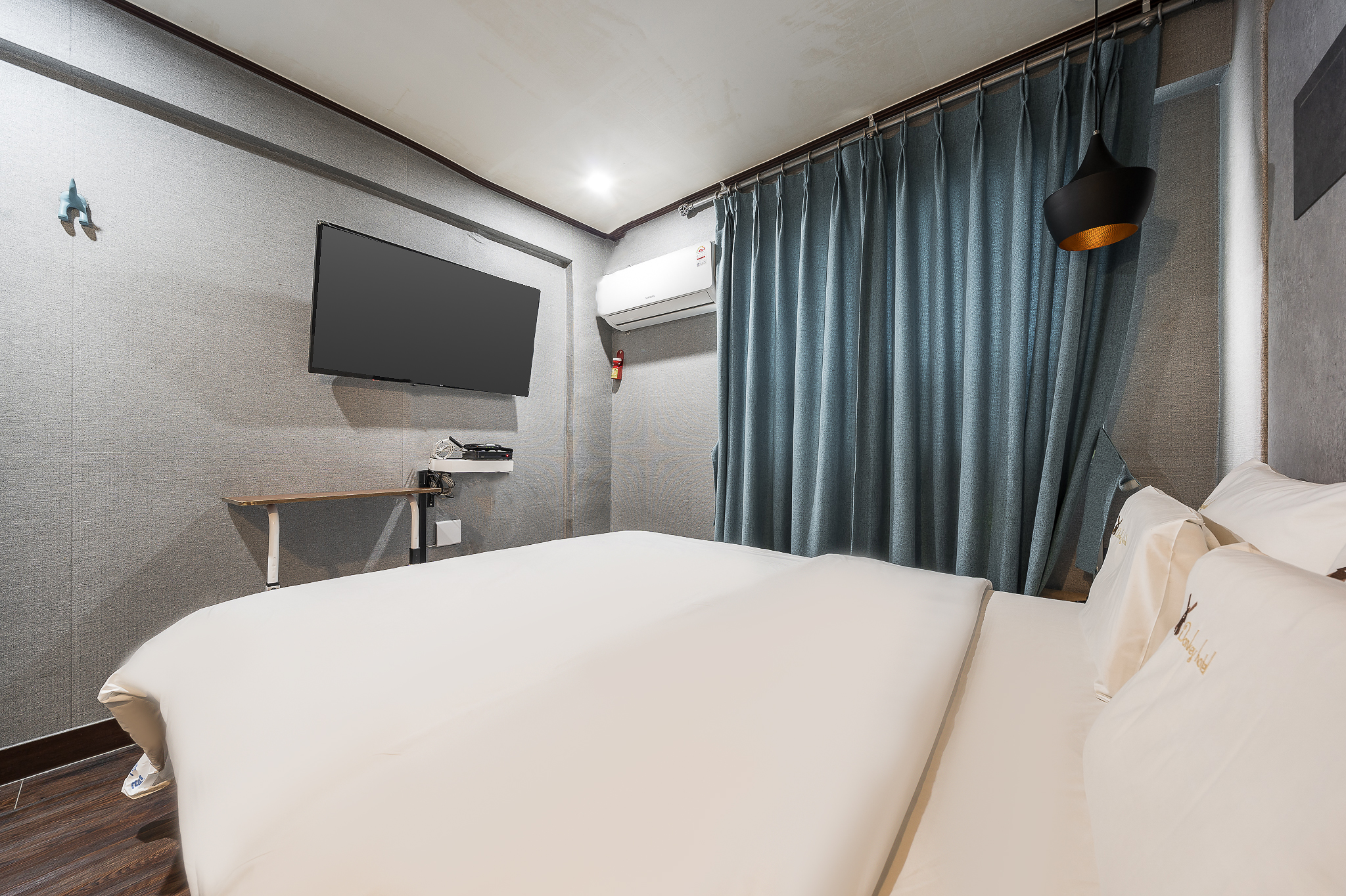 room detail thumbnail 2