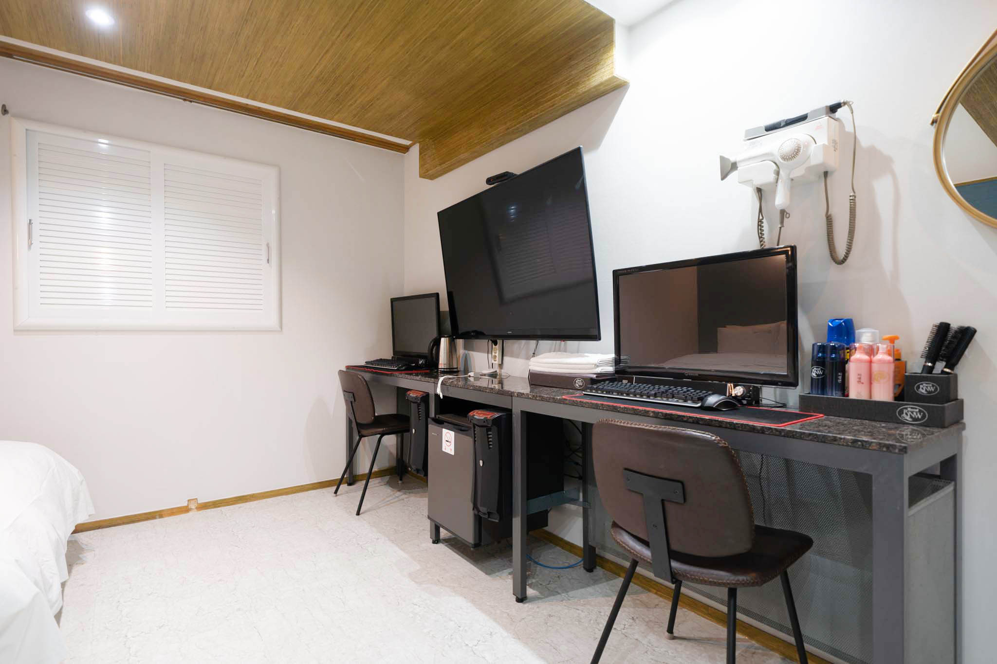 room detail thumbnail 2