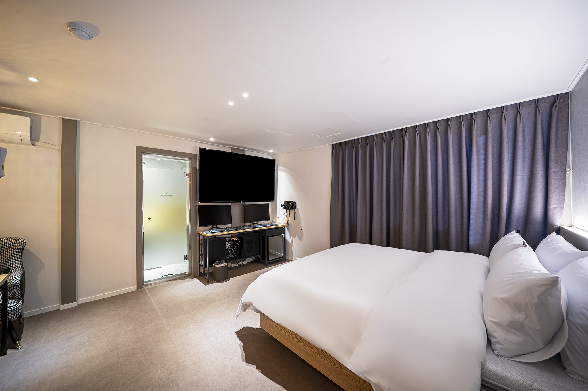 room detail thumbnail 2