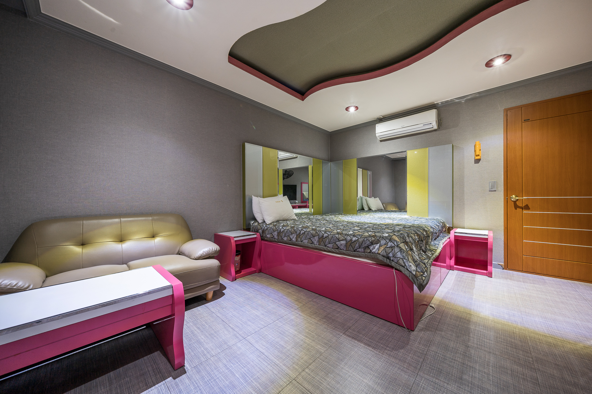 room detail thumbnail 1