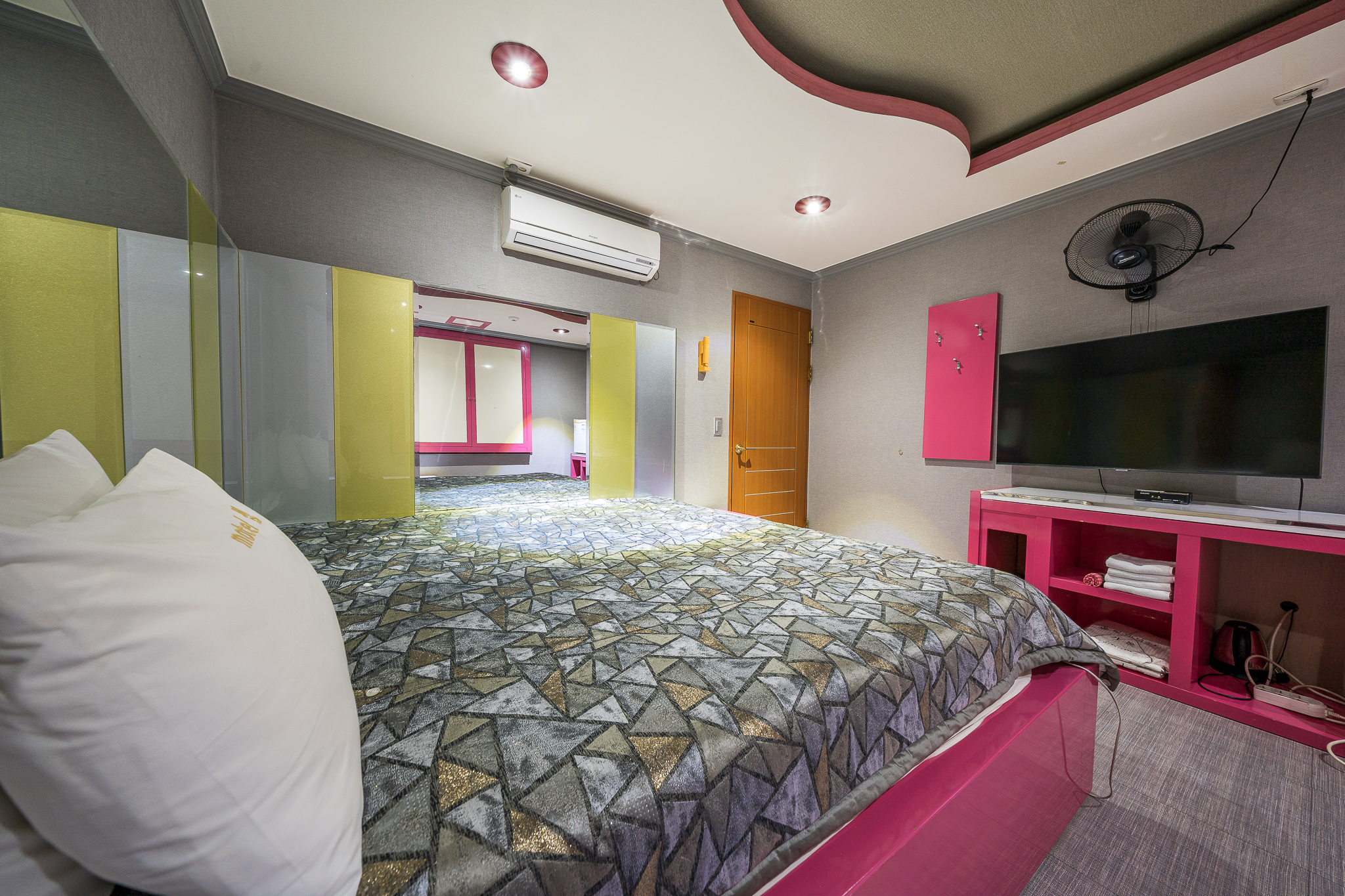 room detail thumbnail 2