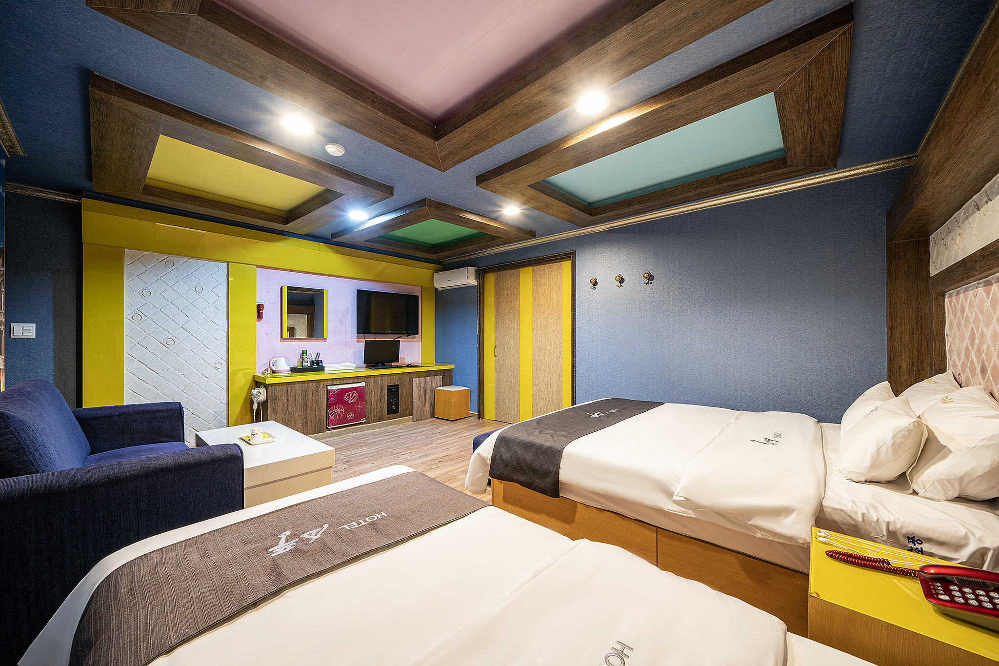 room detail thumbnail 2