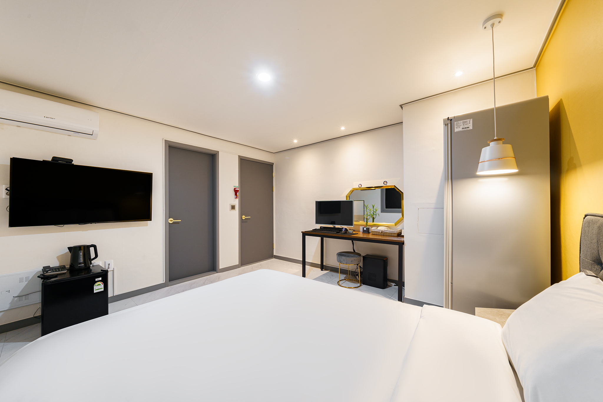 room detail thumbnail 2