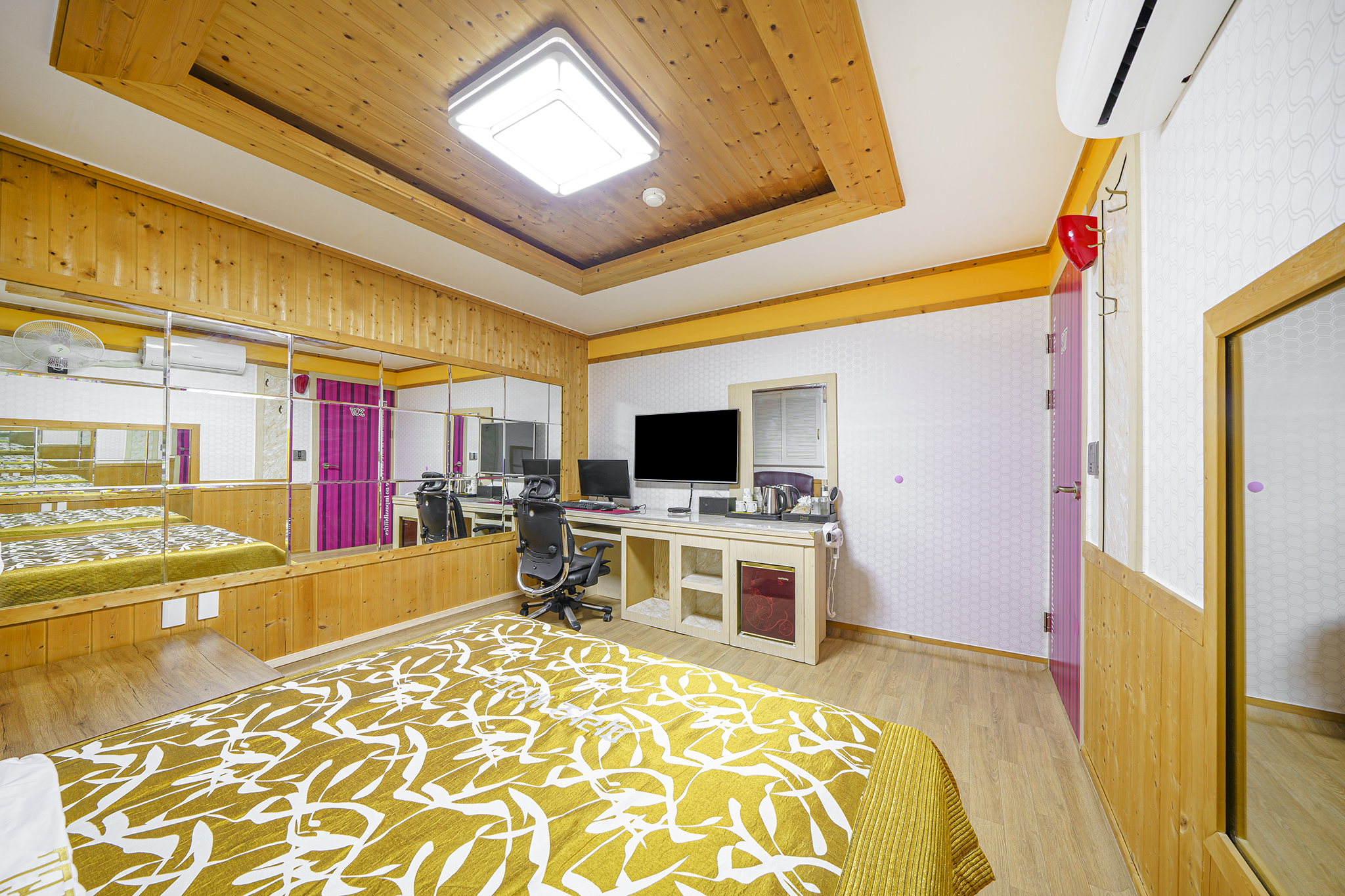 room detail thumbnail 2