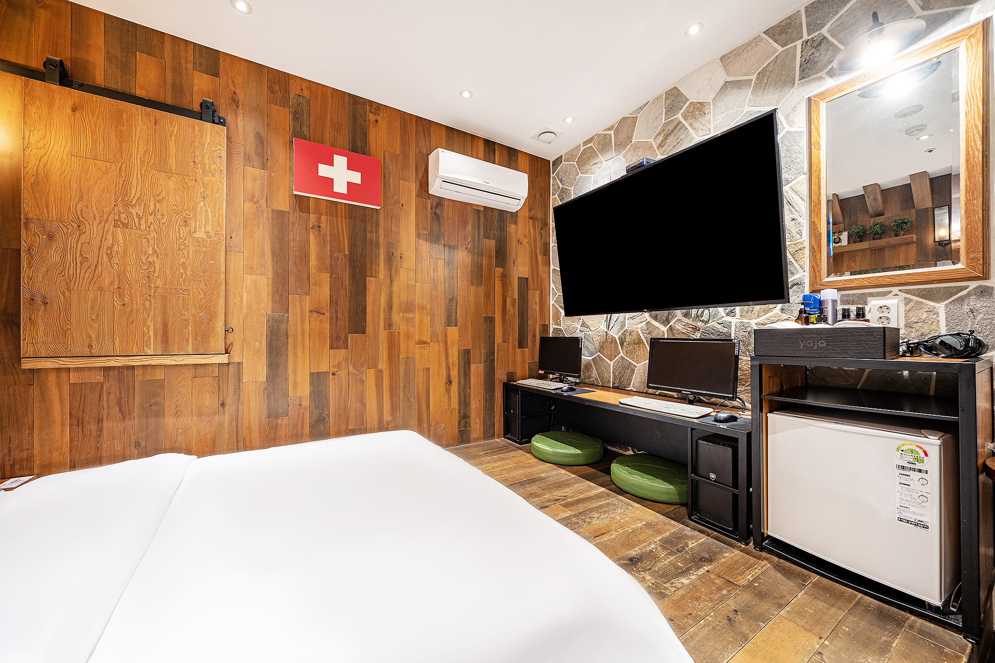 room detail thumbnail 1