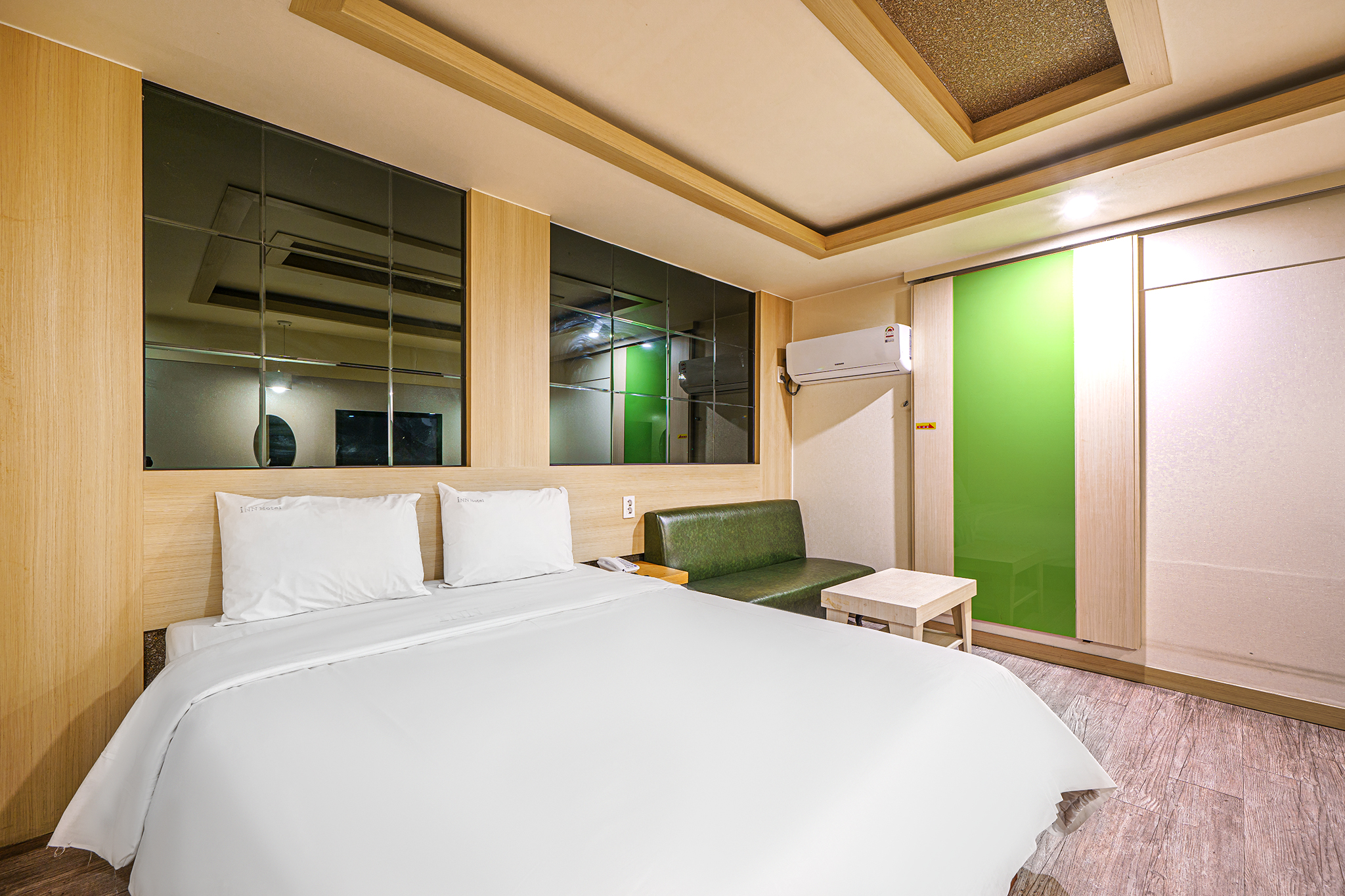 room detail thumbnail 2