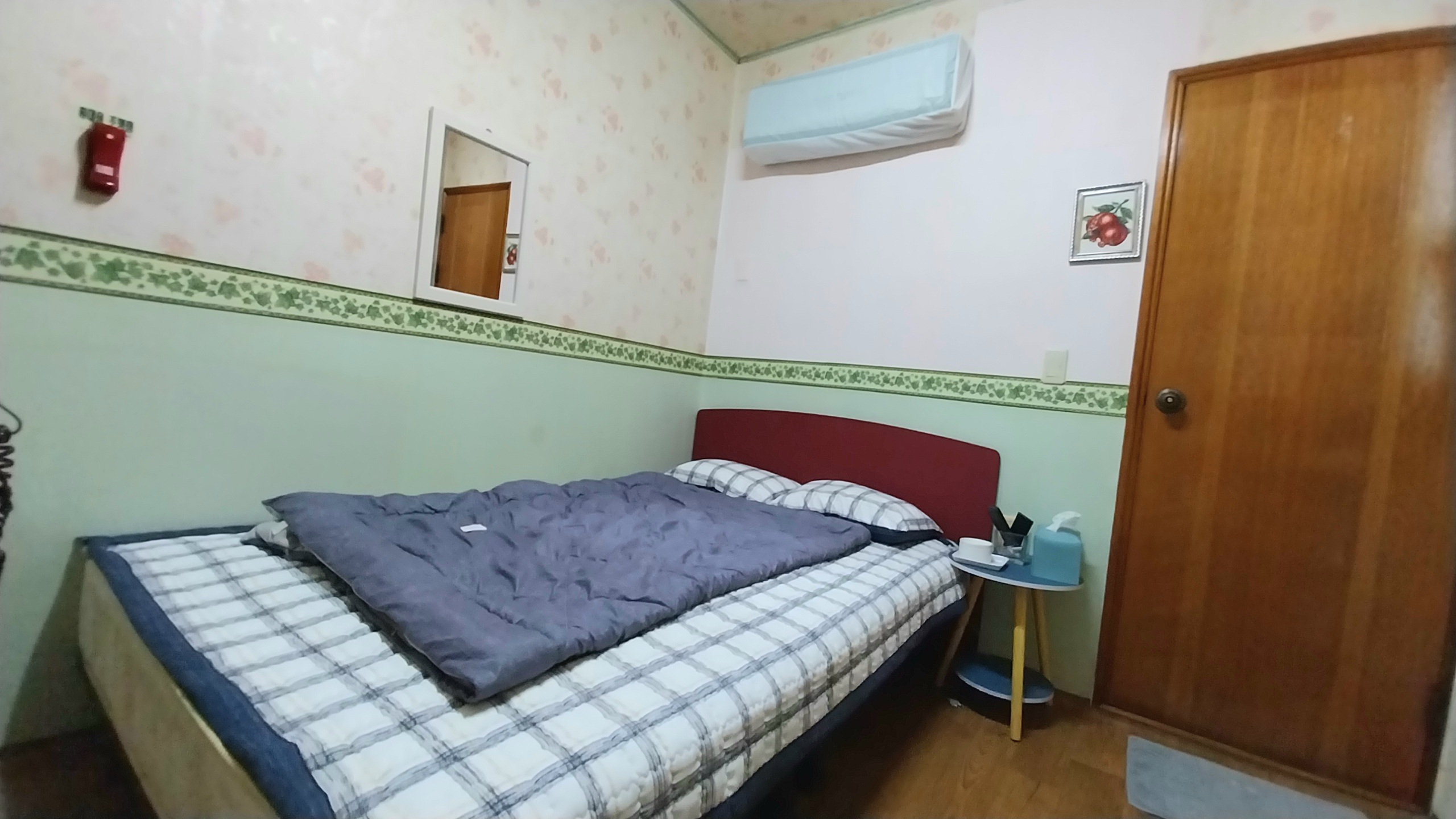 room detail thumbnail 2