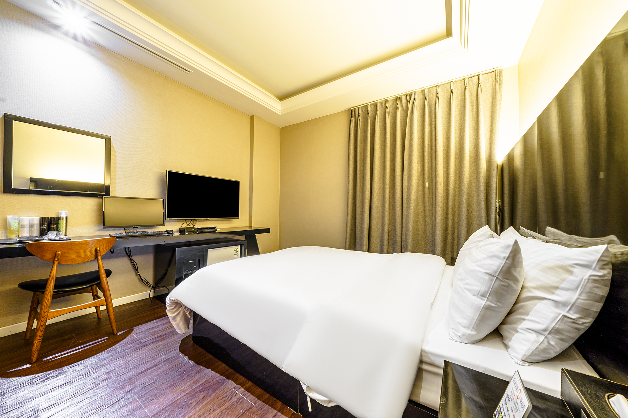 room detail thumbnail 2