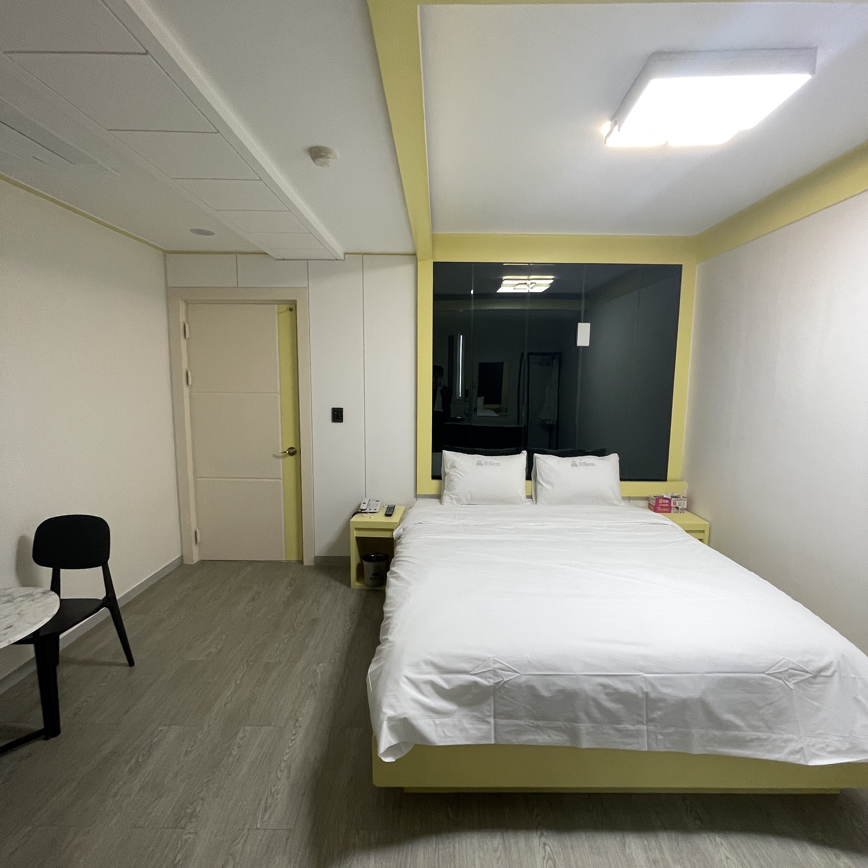 room detail thumbnail 2