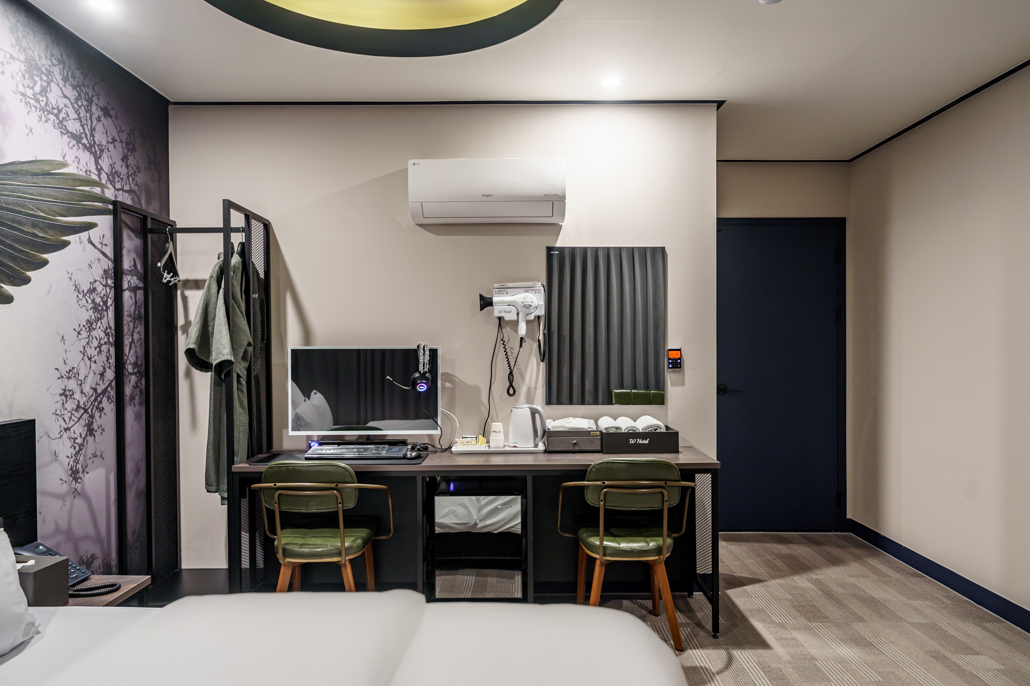 room detail thumbnail 2