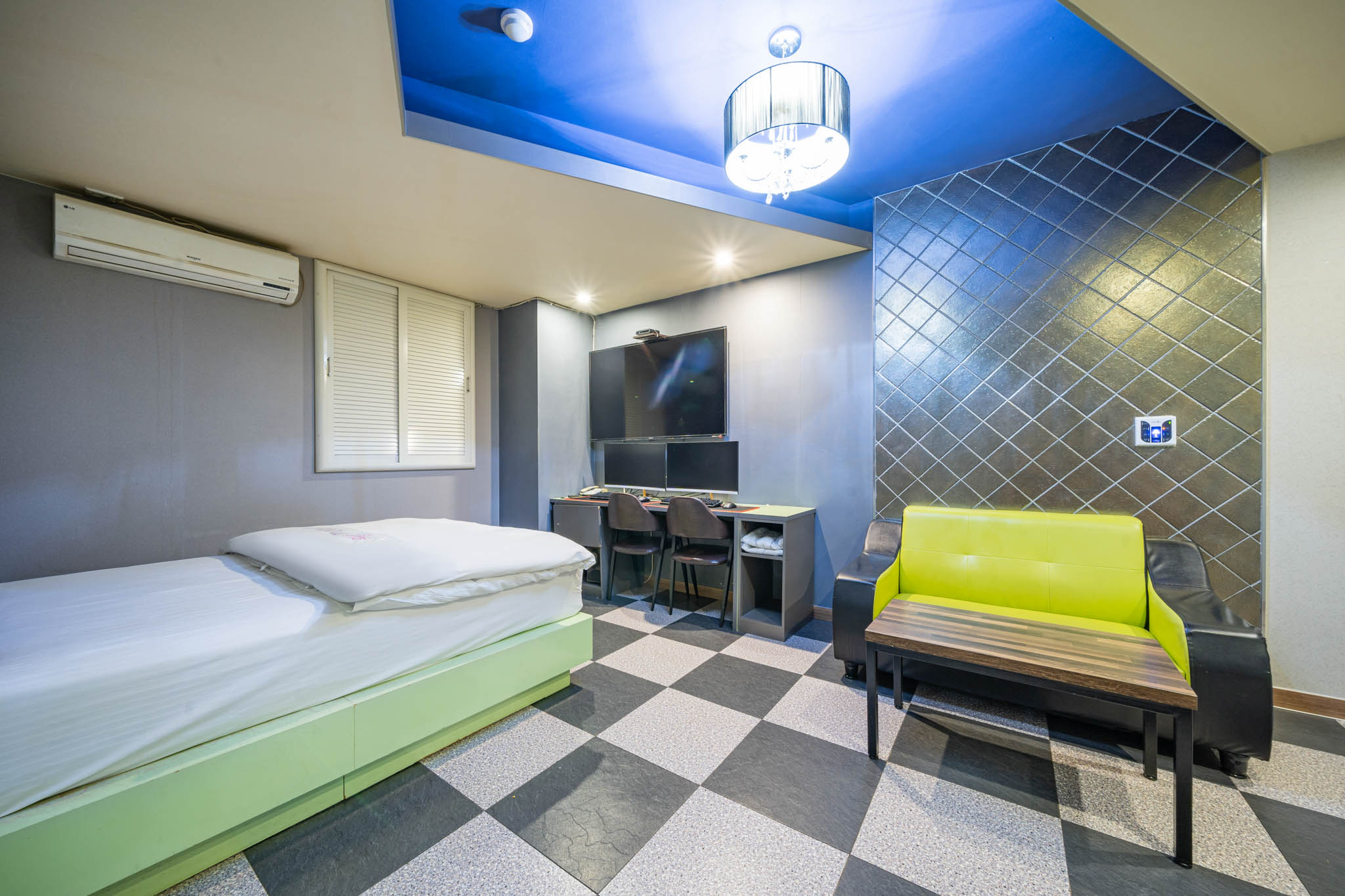 room detail thumbnail 2