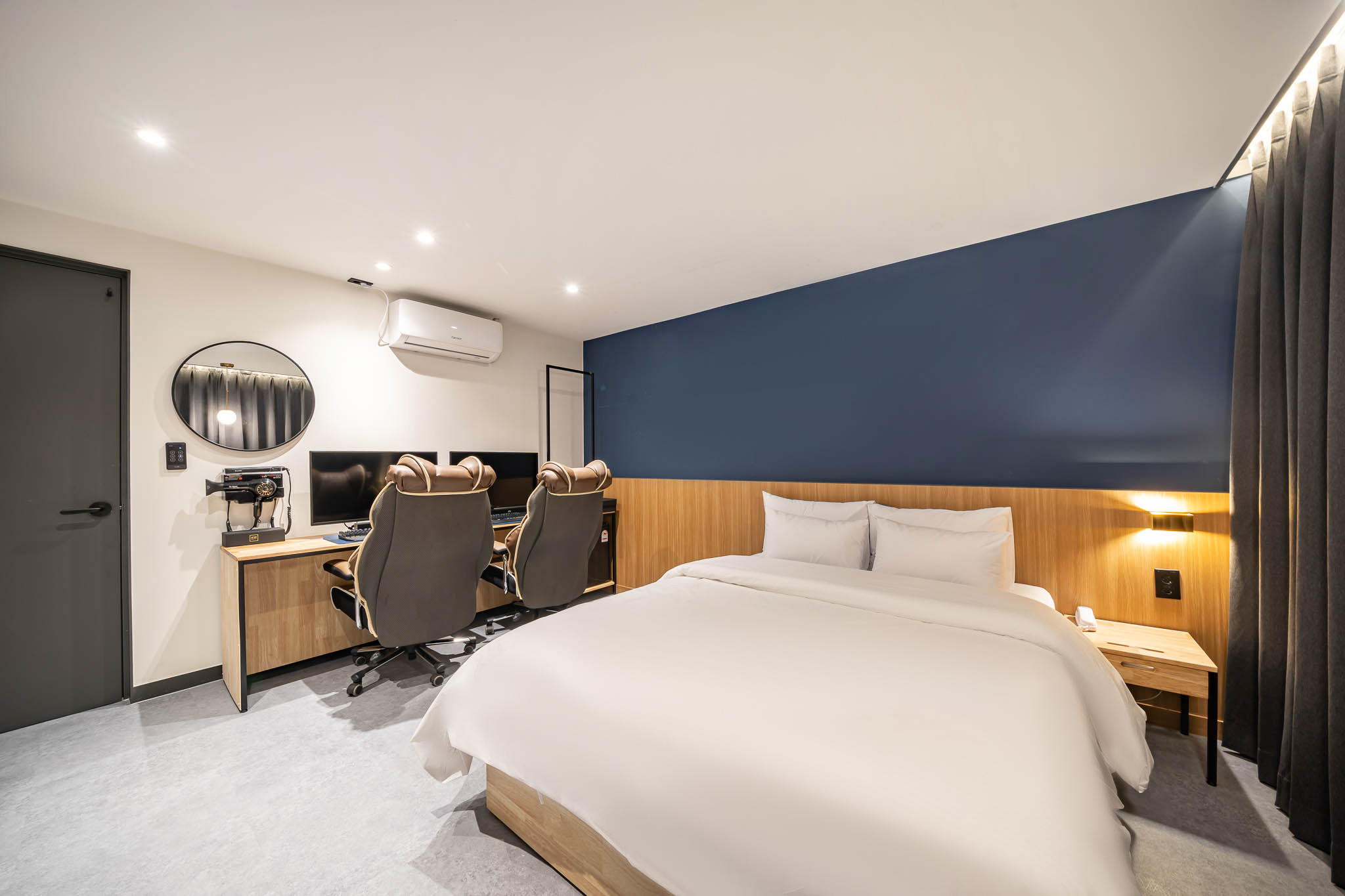 room detail thumbnail 1