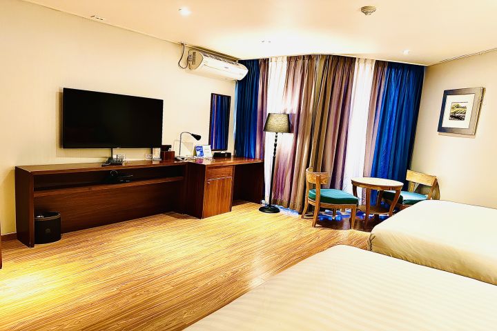 room detail thumbnail 2