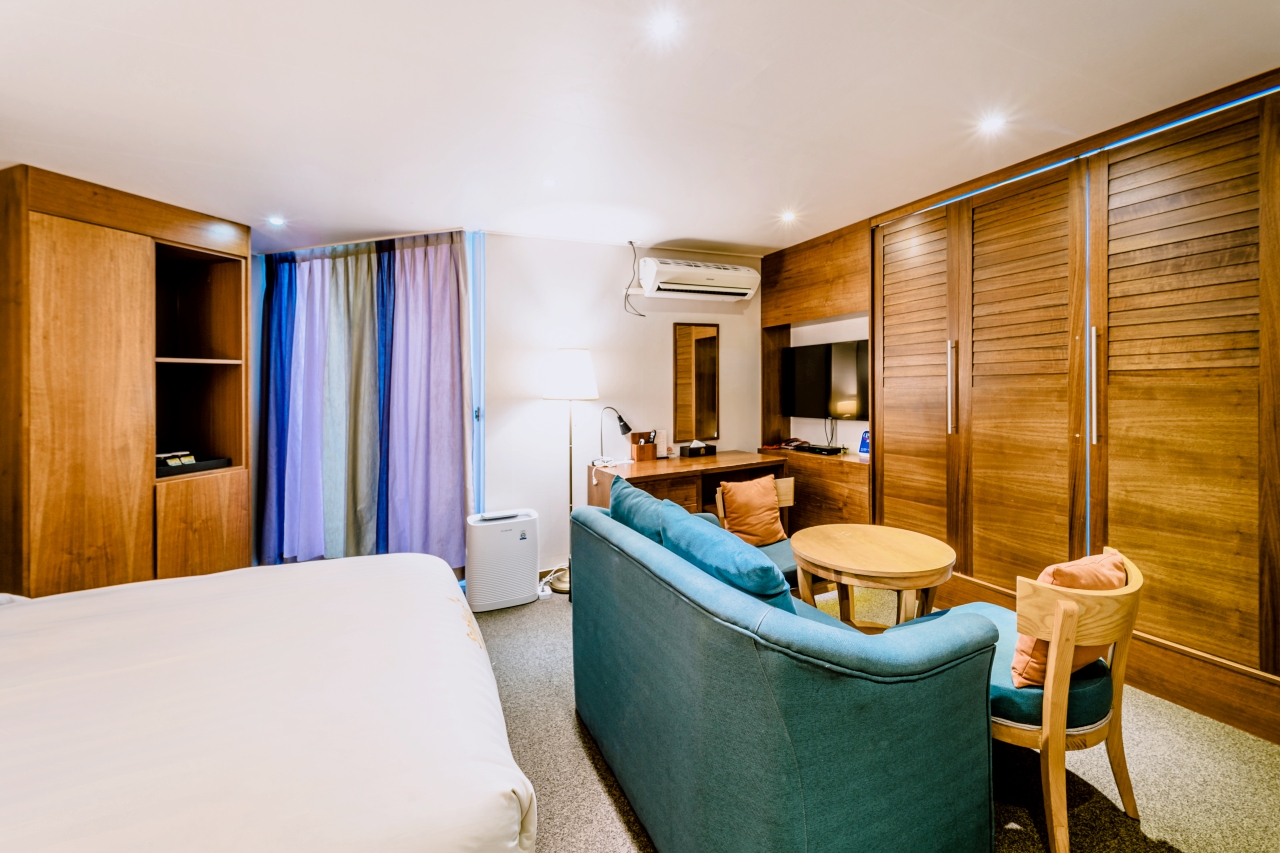 room detail thumbnail 1