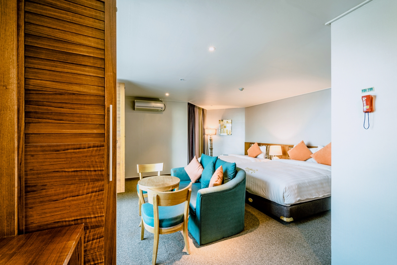 room detail thumbnail 1