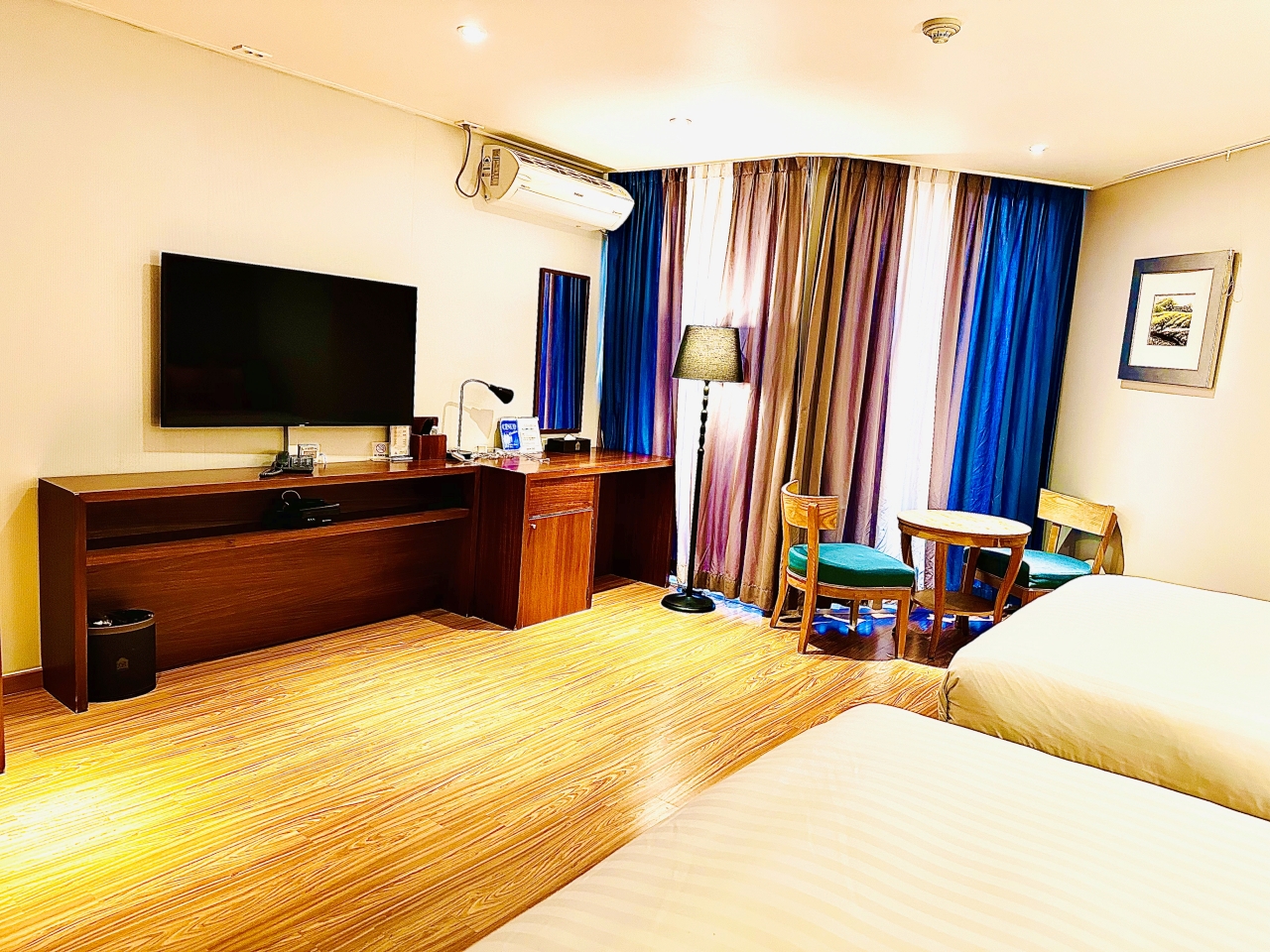 room detail thumbnail 2