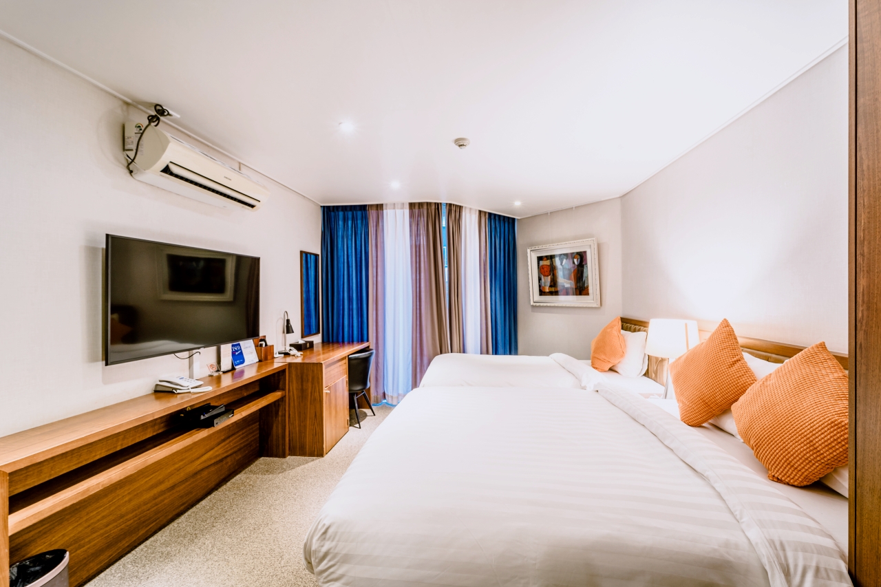 room detail thumbnail 2