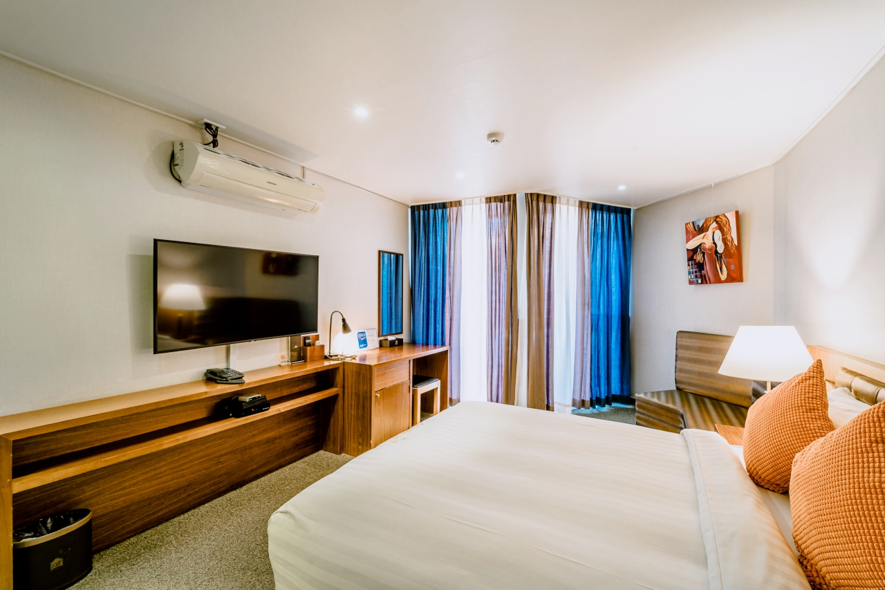 room detail thumbnail 2