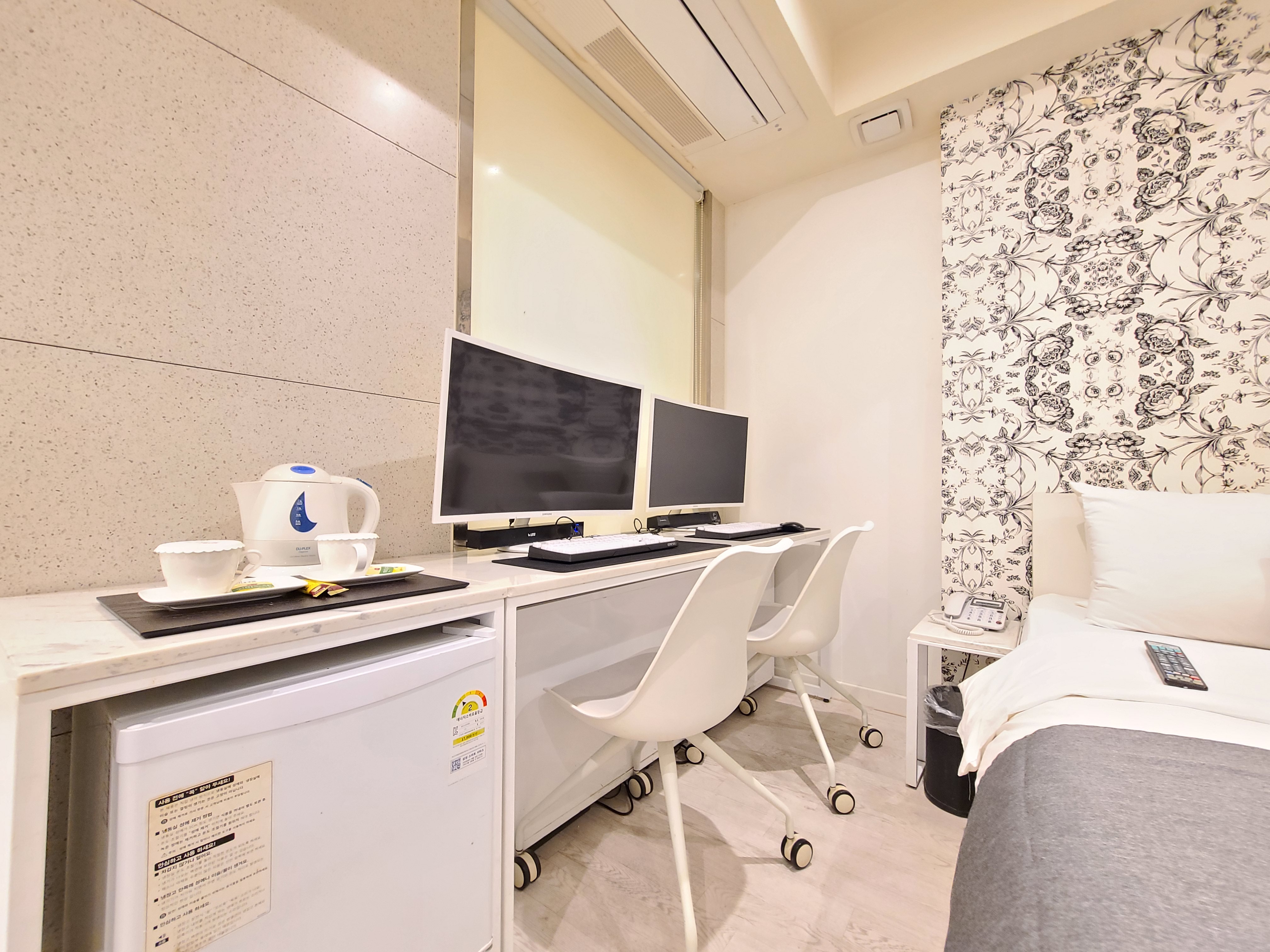 room detail thumbnail 1