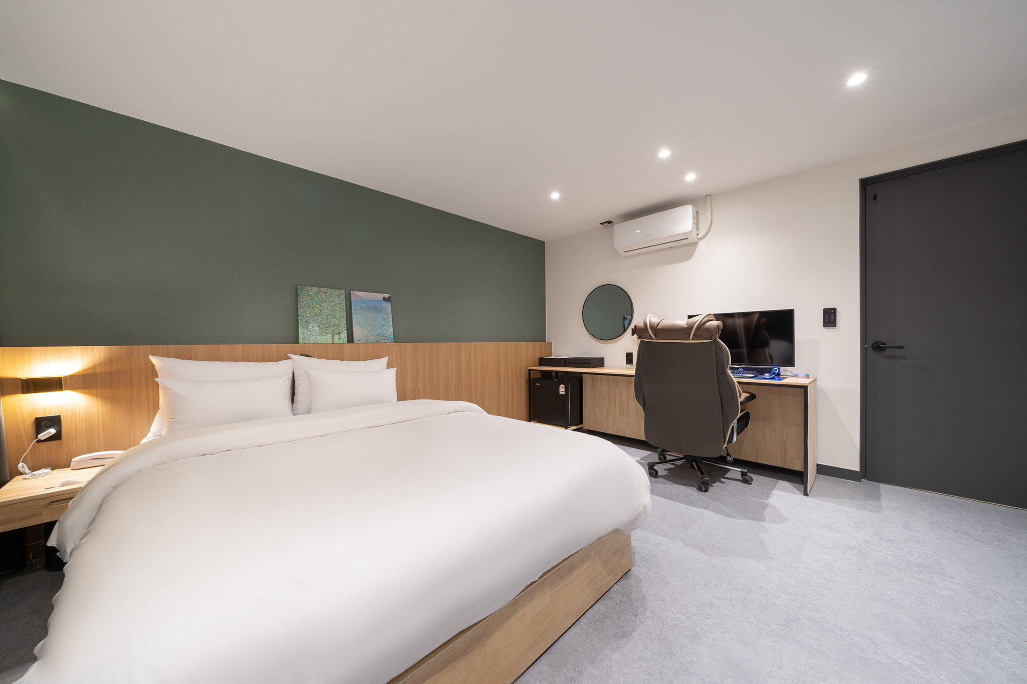 room detail thumbnail 1