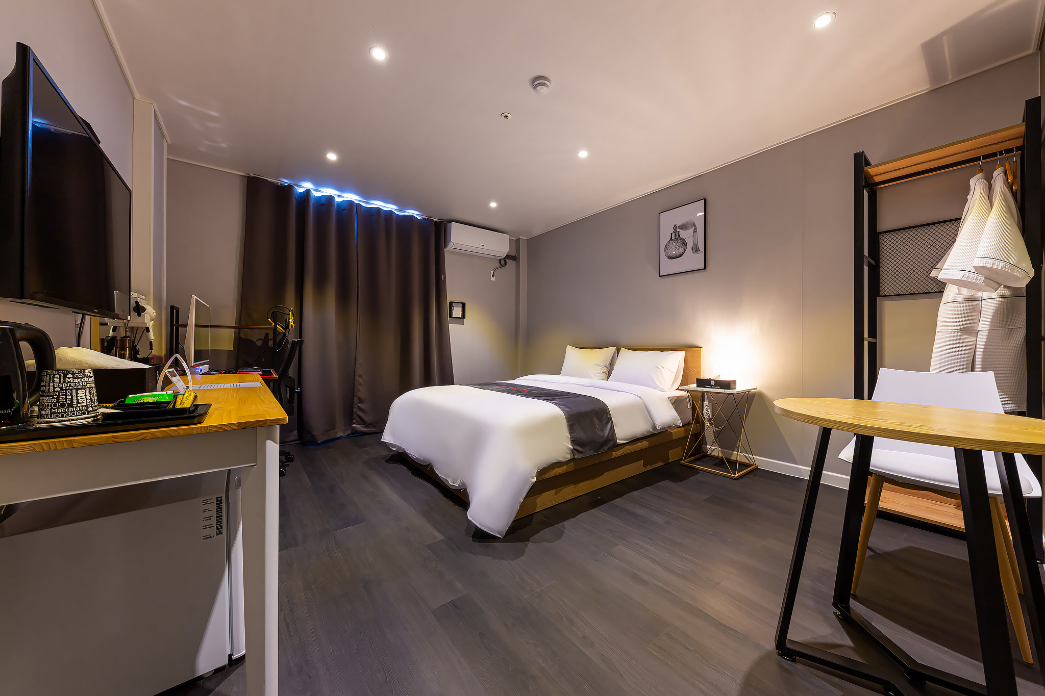 room detail thumbnail 2