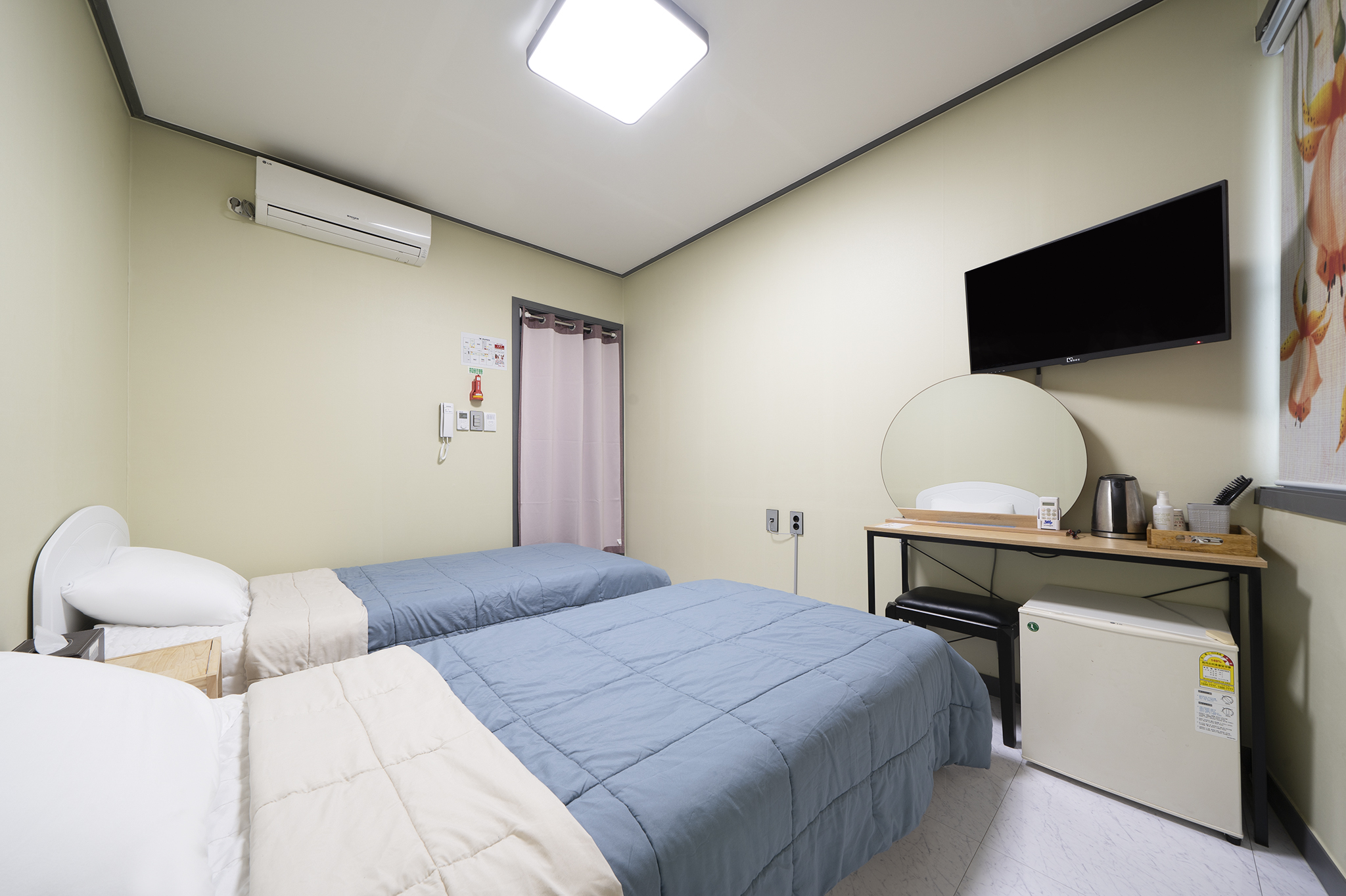 room detail thumbnail 2