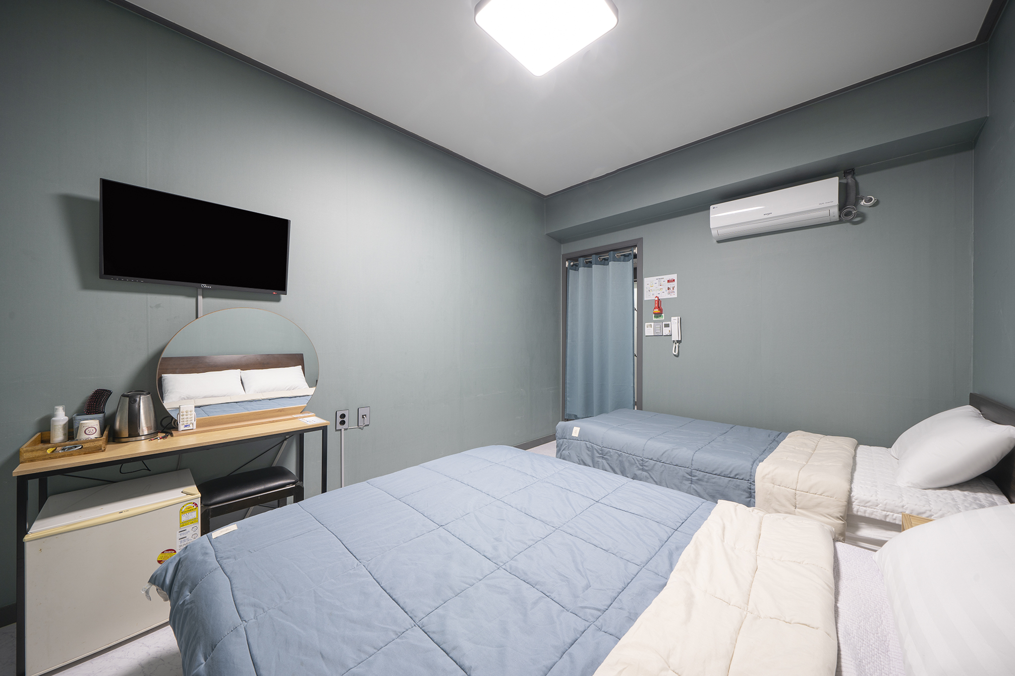 room detail thumbnail 2