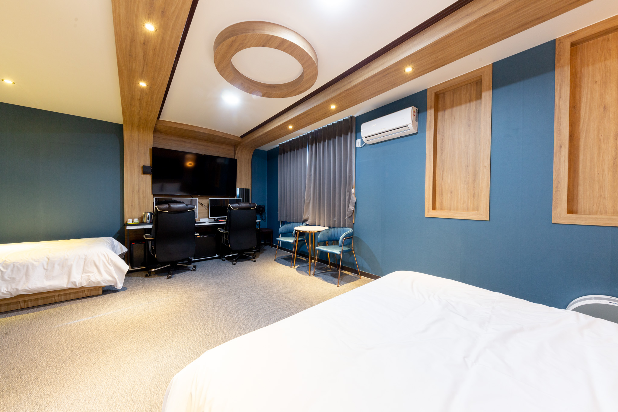 room detail thumbnail 2